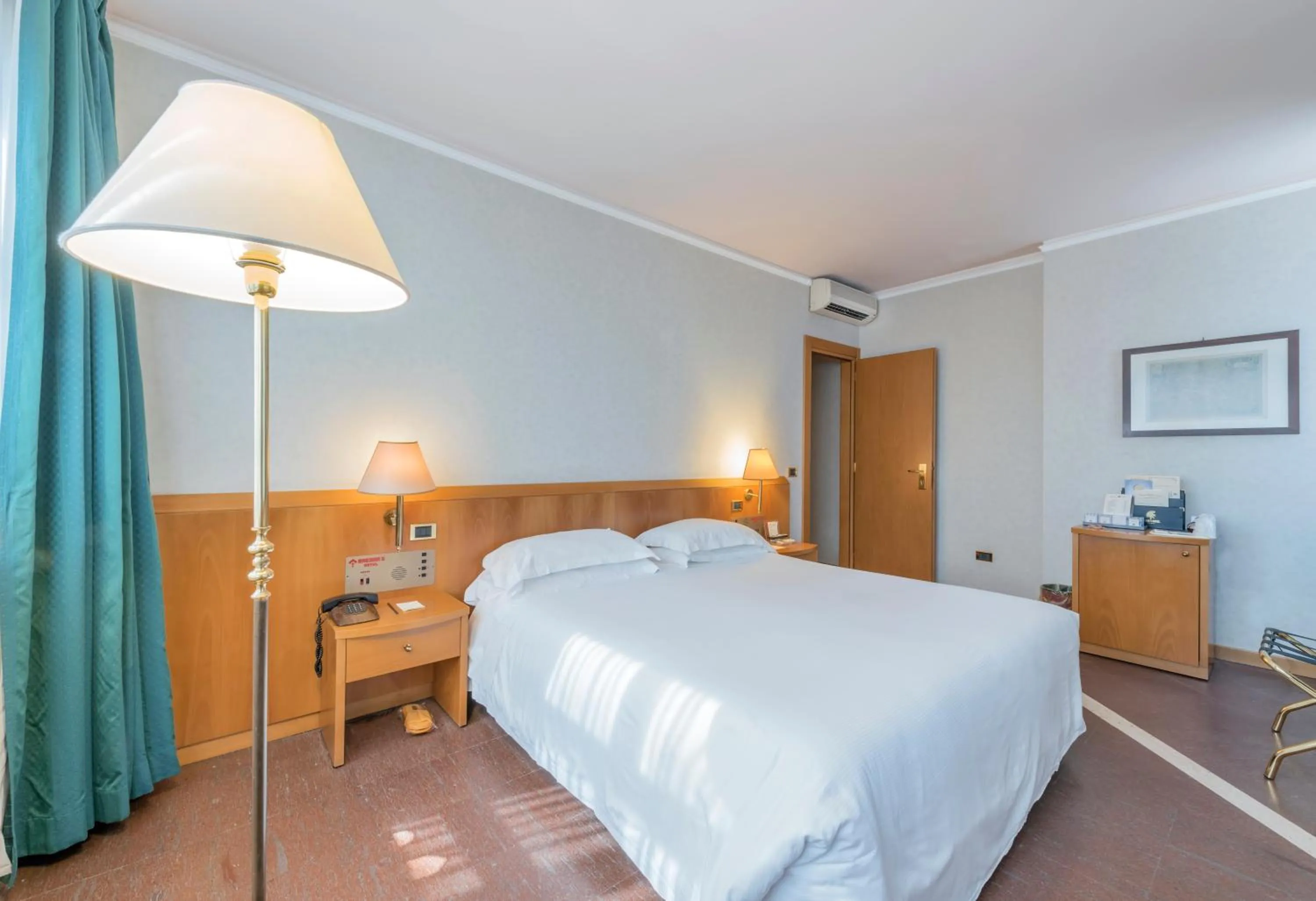 Photo of the whole room, Bed in Caesar's Hotel