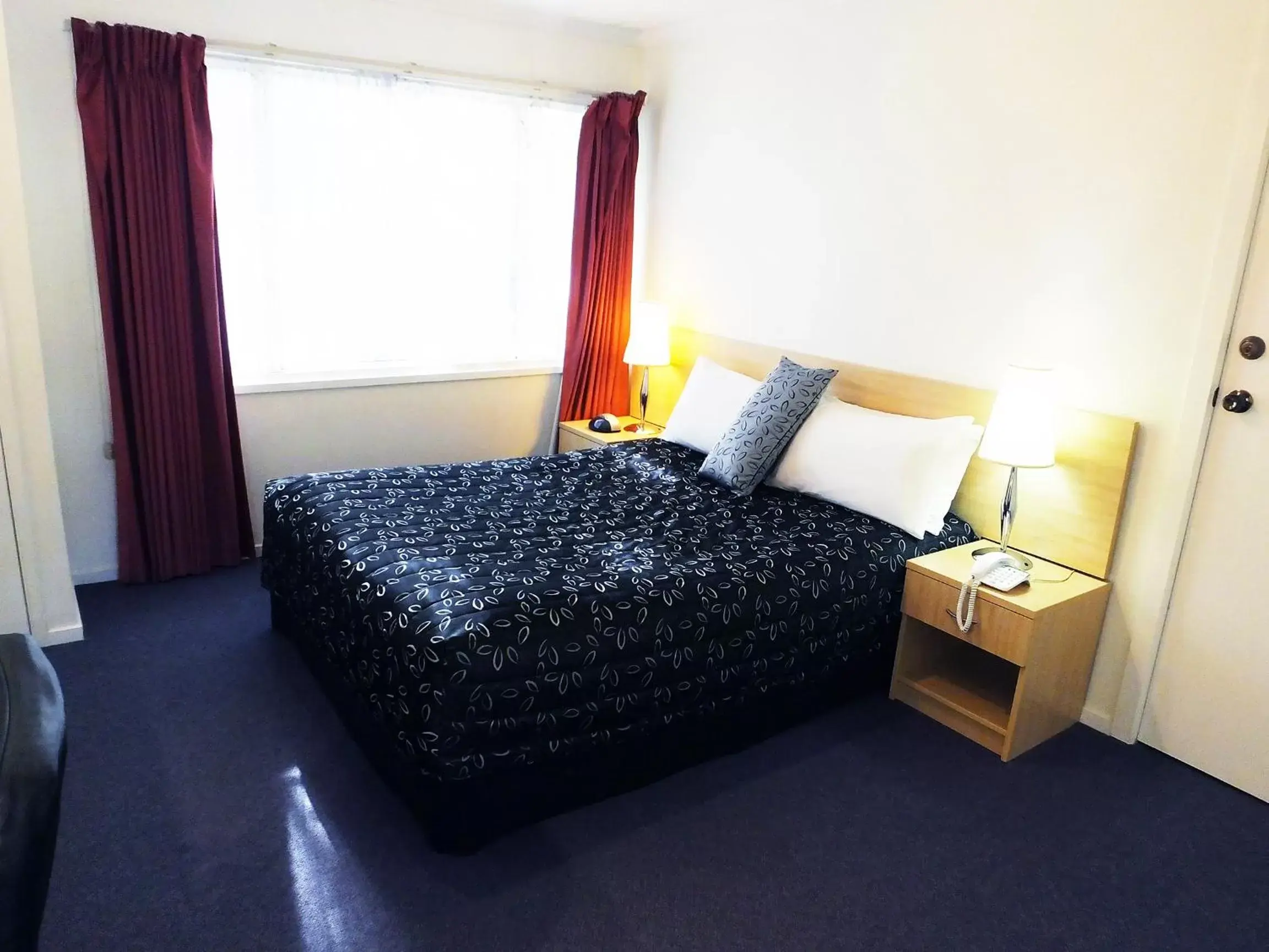 Executive Queen Room in Edinburgh Motor Inn Executive Queen Room in Edinburgh Motor Inn