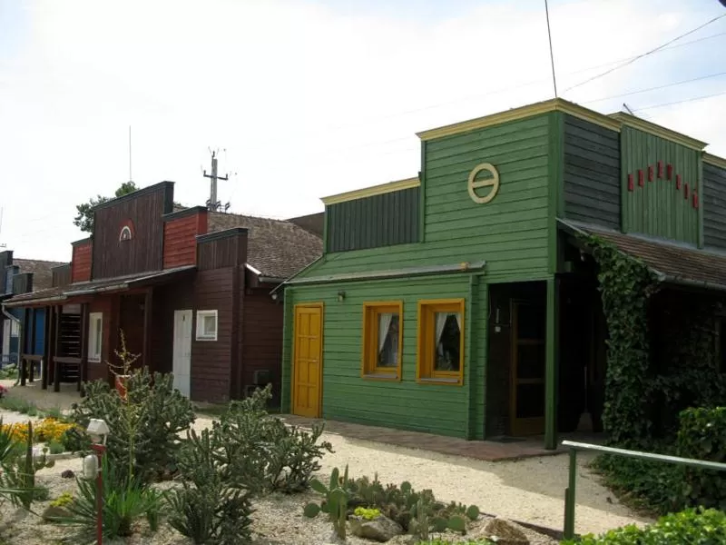 Property Building in Convoy Panzió