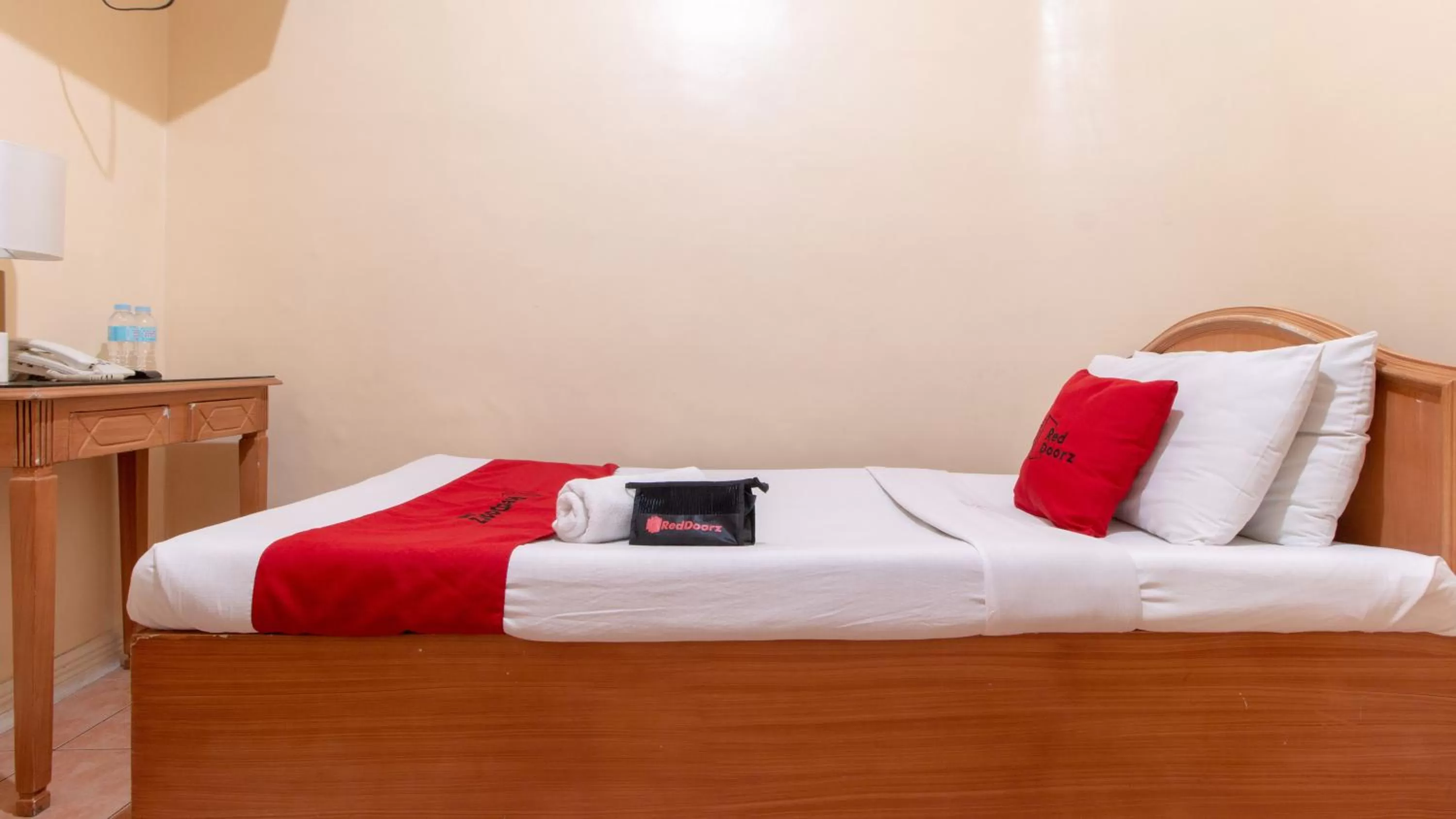 Photo of the whole room, Bed in RedDoorz @ Downtown Tacloban