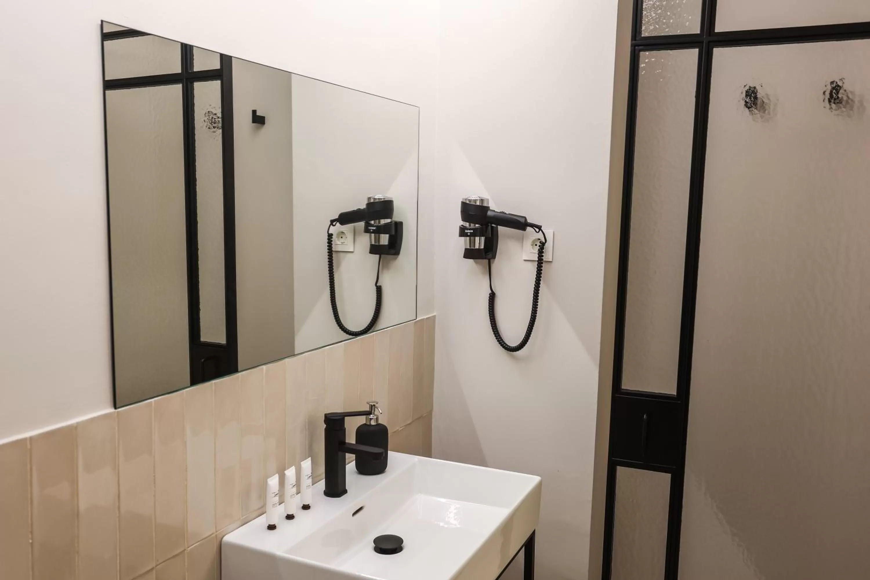 Bathroom in Mythic Valencia