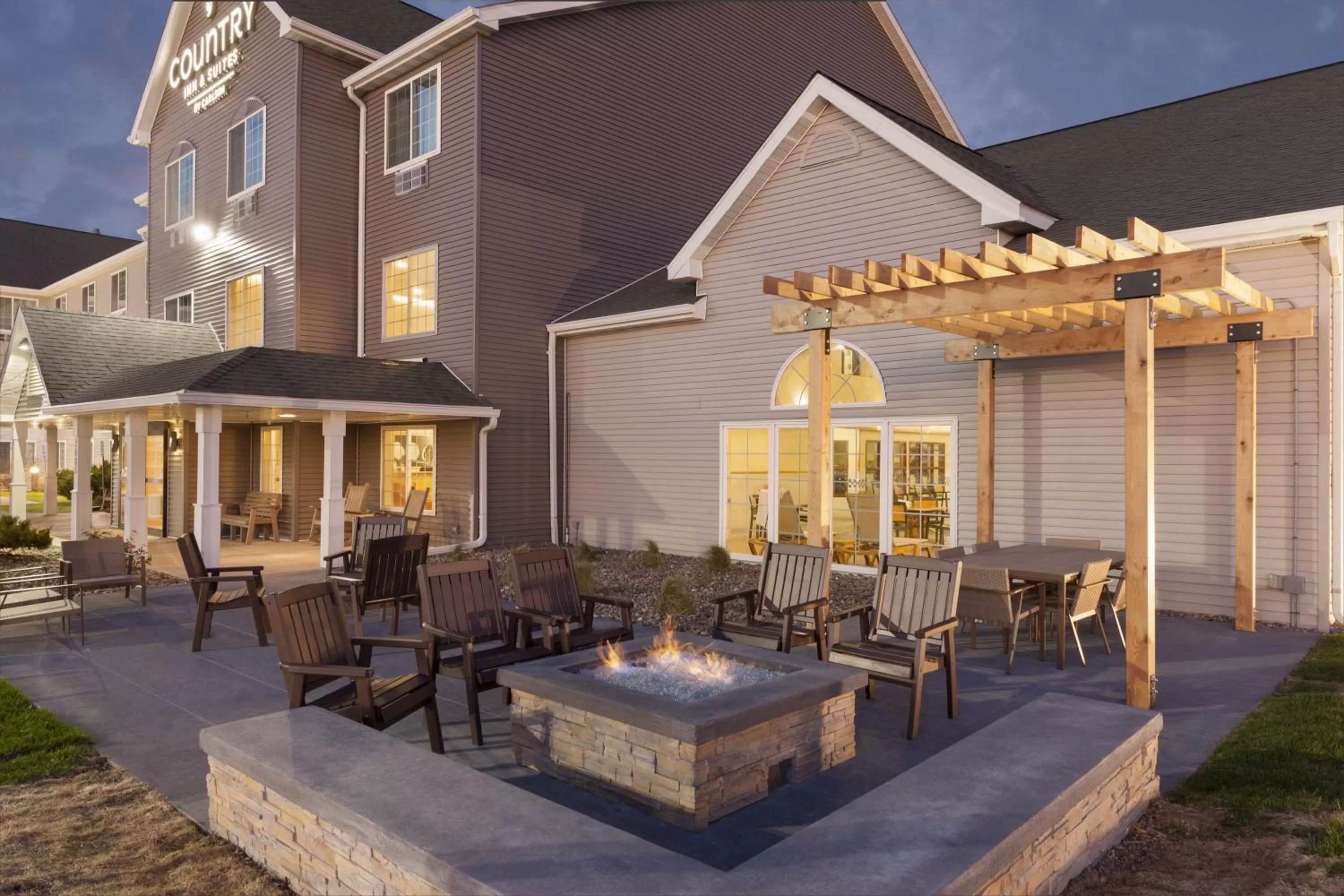 Property building in Country Inn & Suites by Radisson, Ames, IA