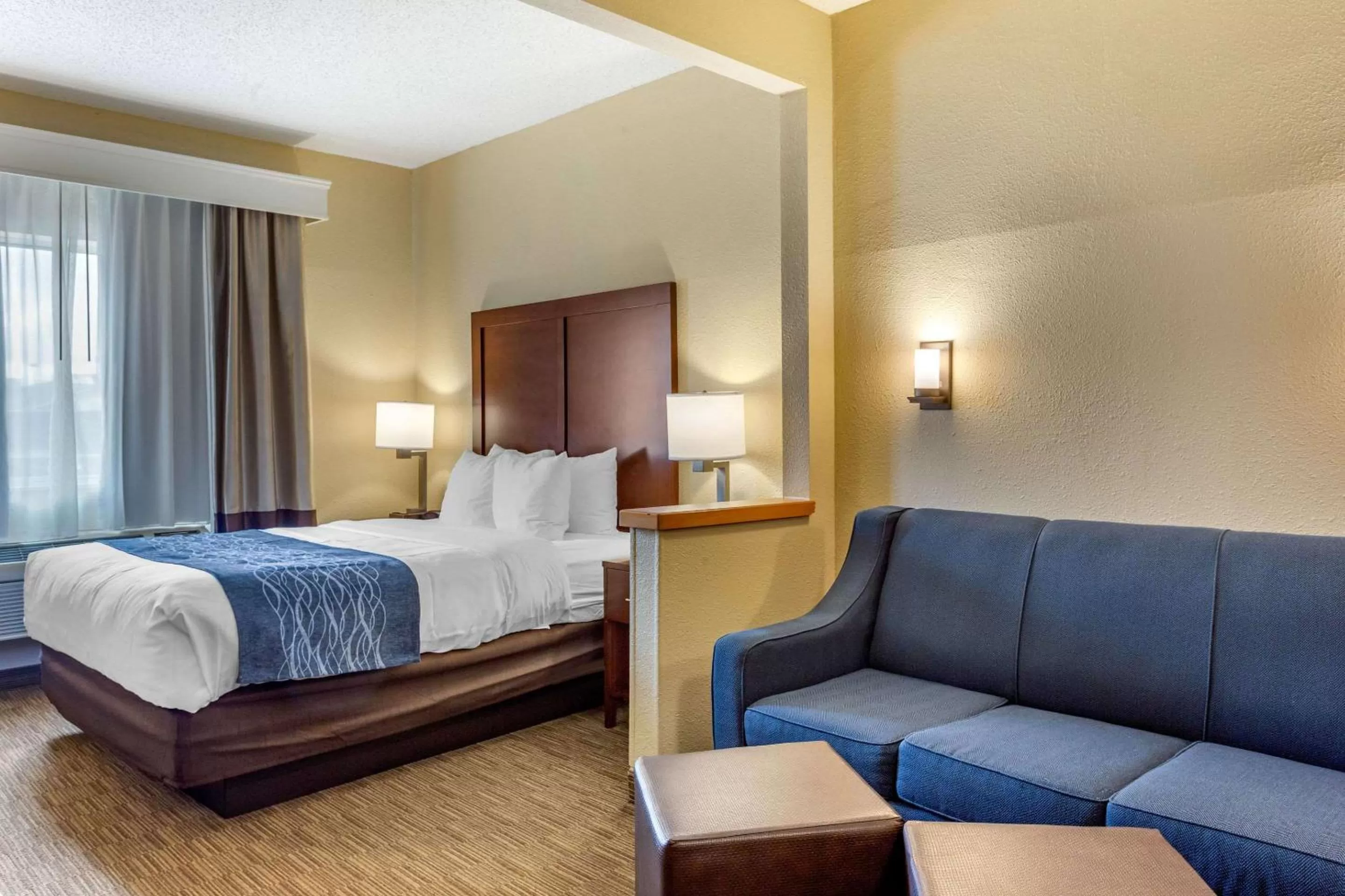 Photo of the whole room, Bed in Comfort Inn Rockford near Casino District