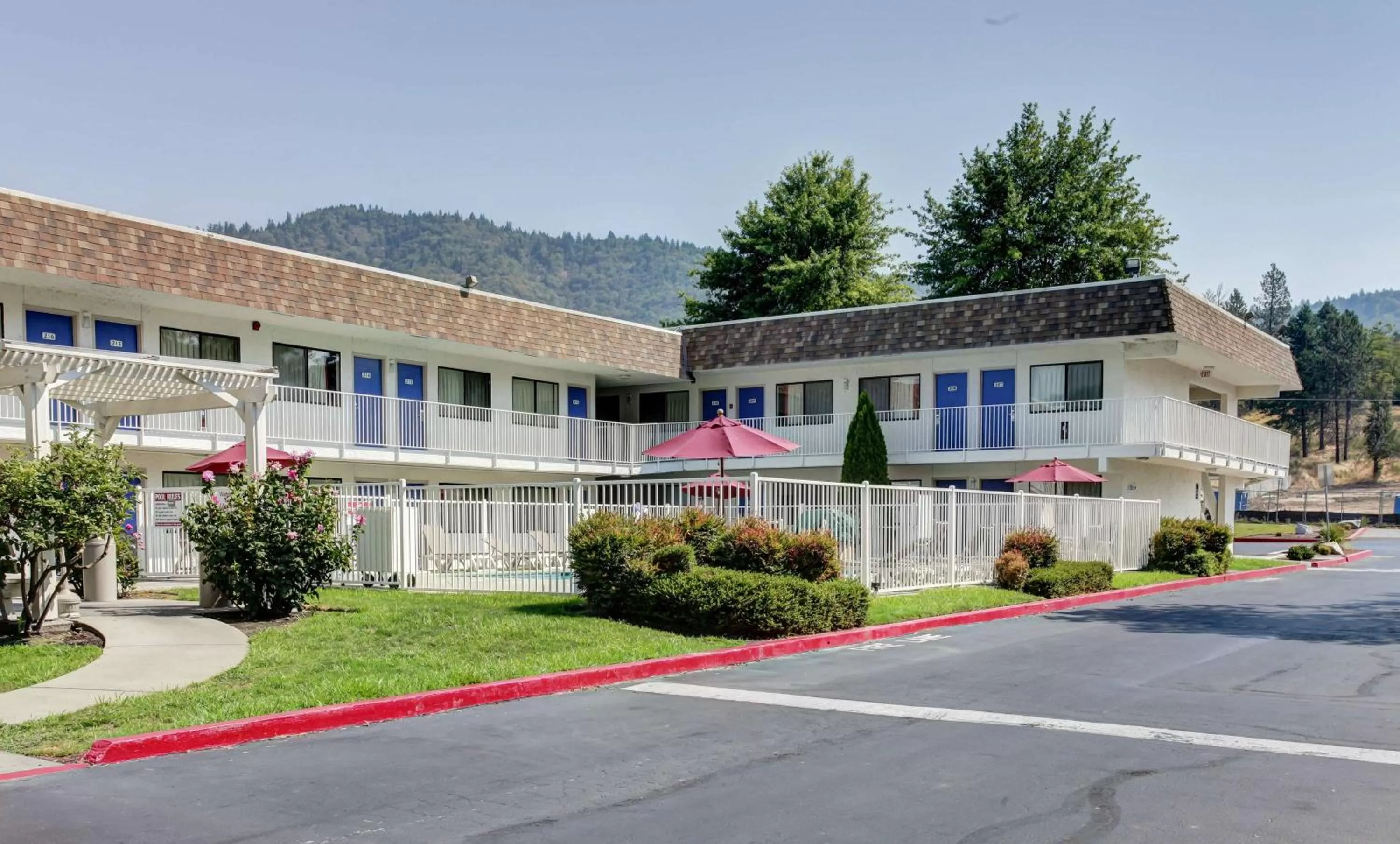 Property building in Motel 6-Grants Pass, OR