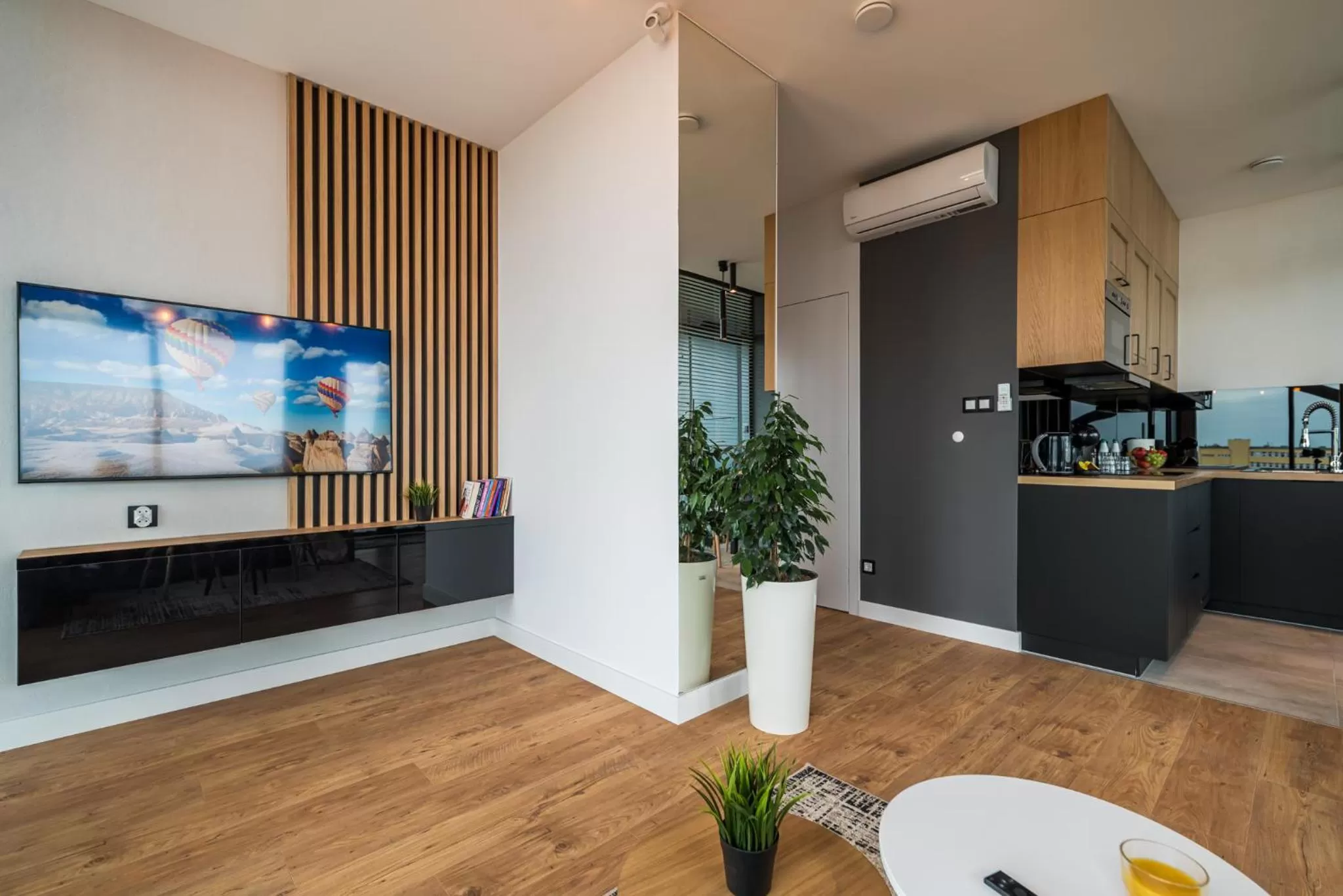 Communal lounge/ TV room in Q18 ApartHotel