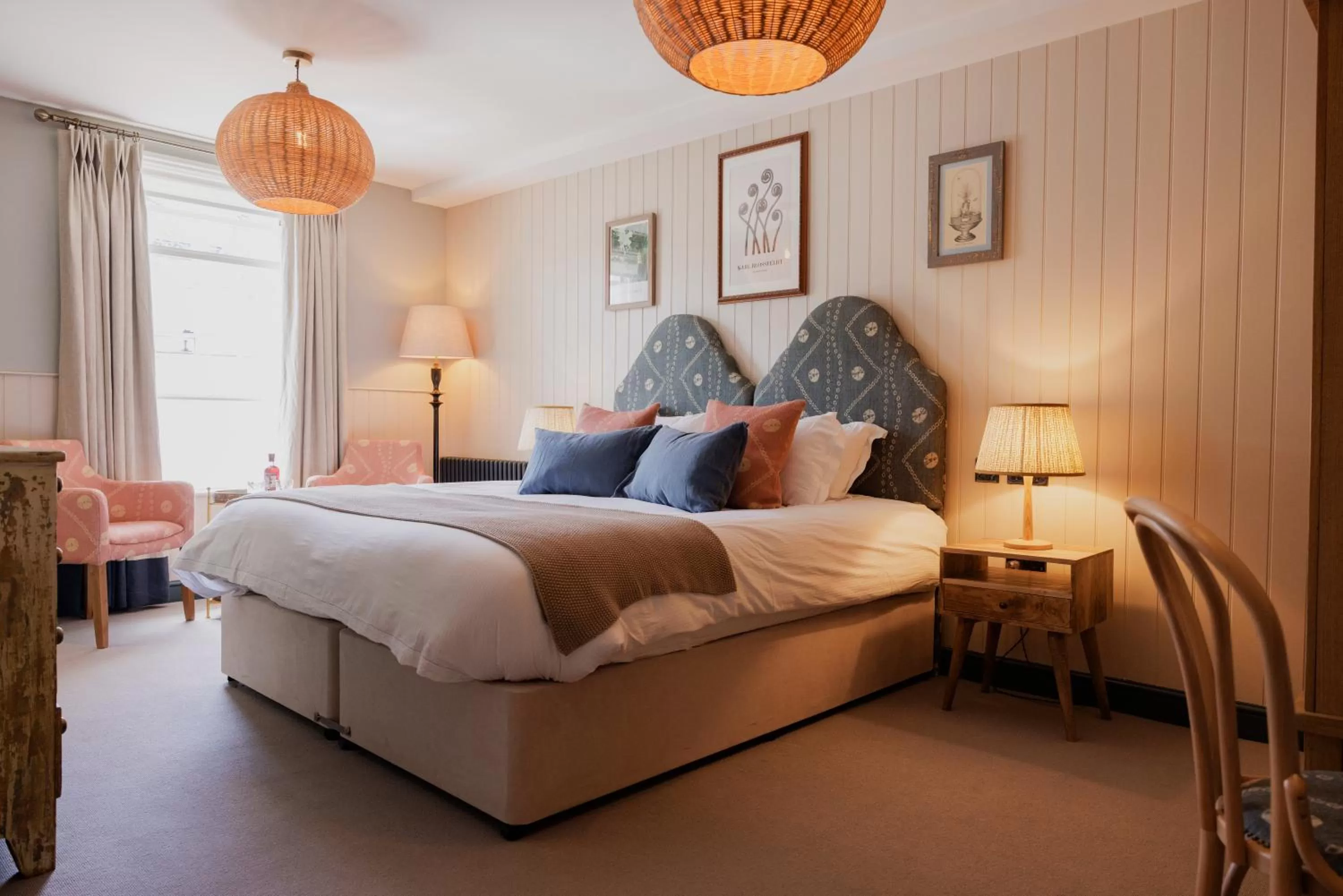 Bedroom, Bed in The George & Dragon