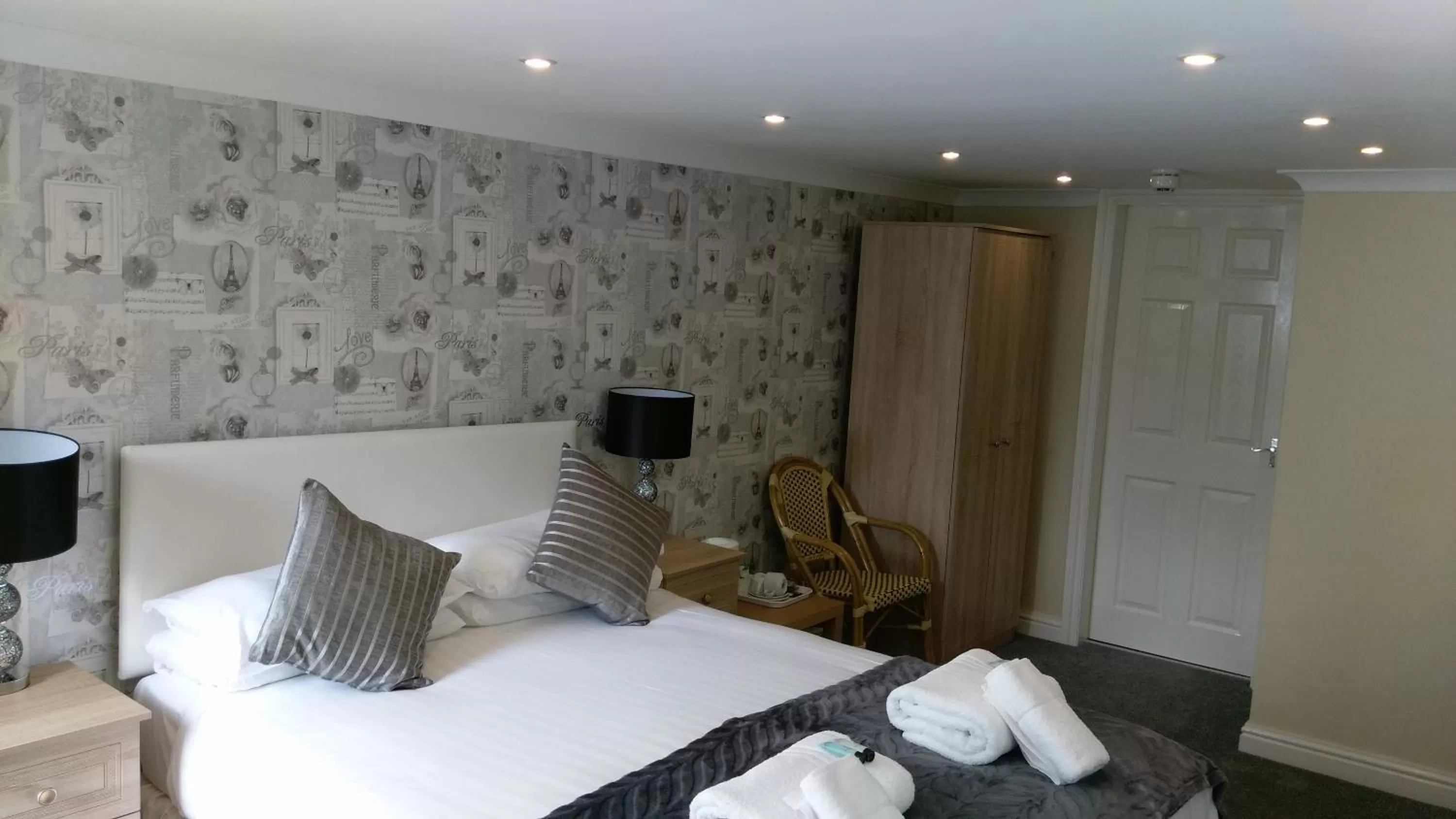 Photo of the whole room, Bed in Winchmore Hotel