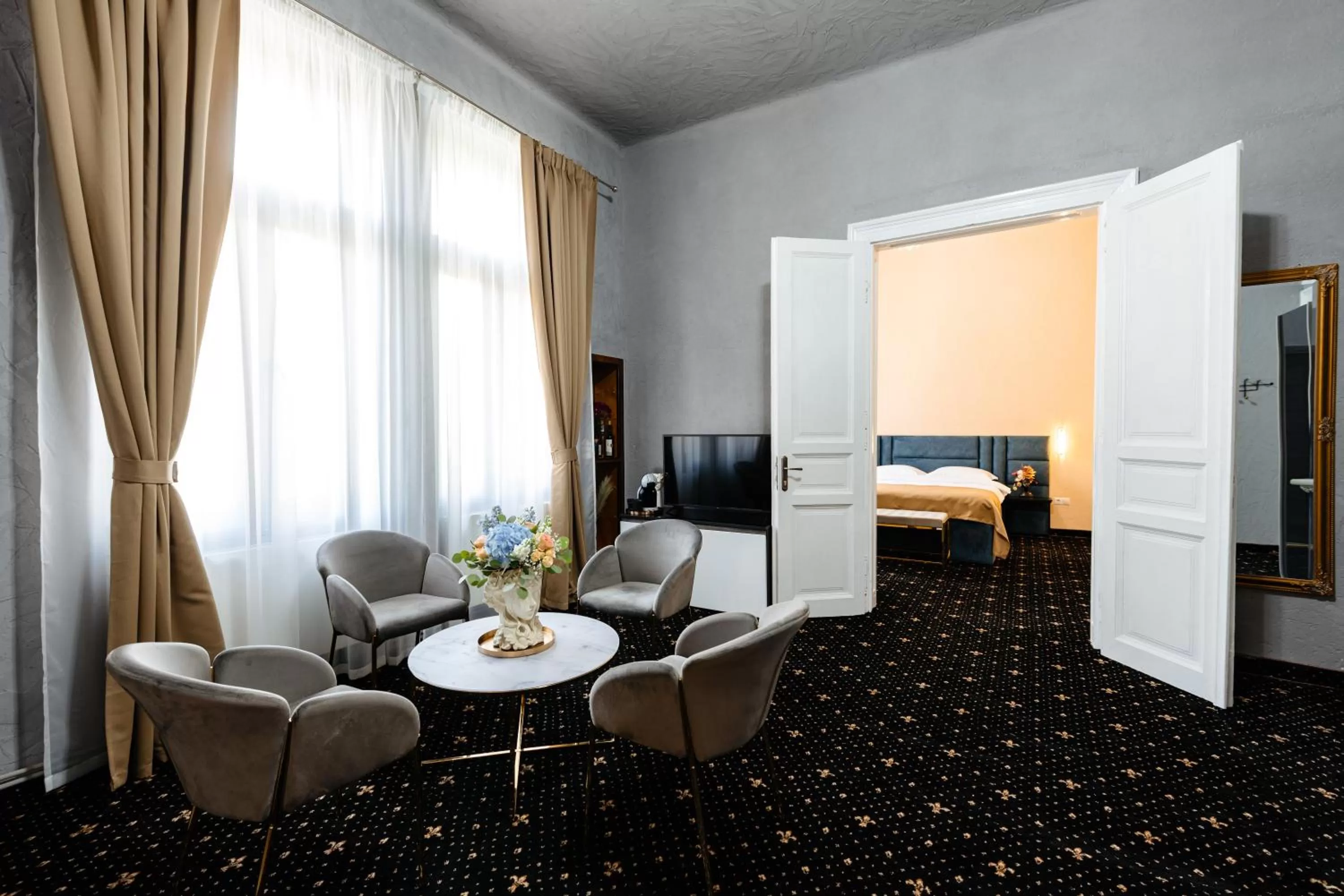 Living room, Bed in Palace Bulevard Inn