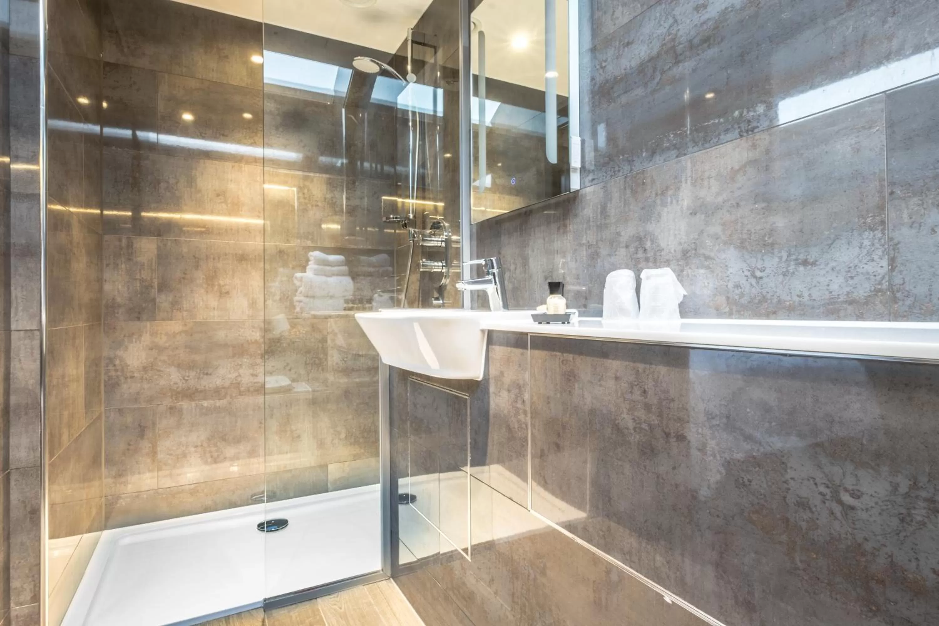 Bathroom in Camden Enterprise Hotel