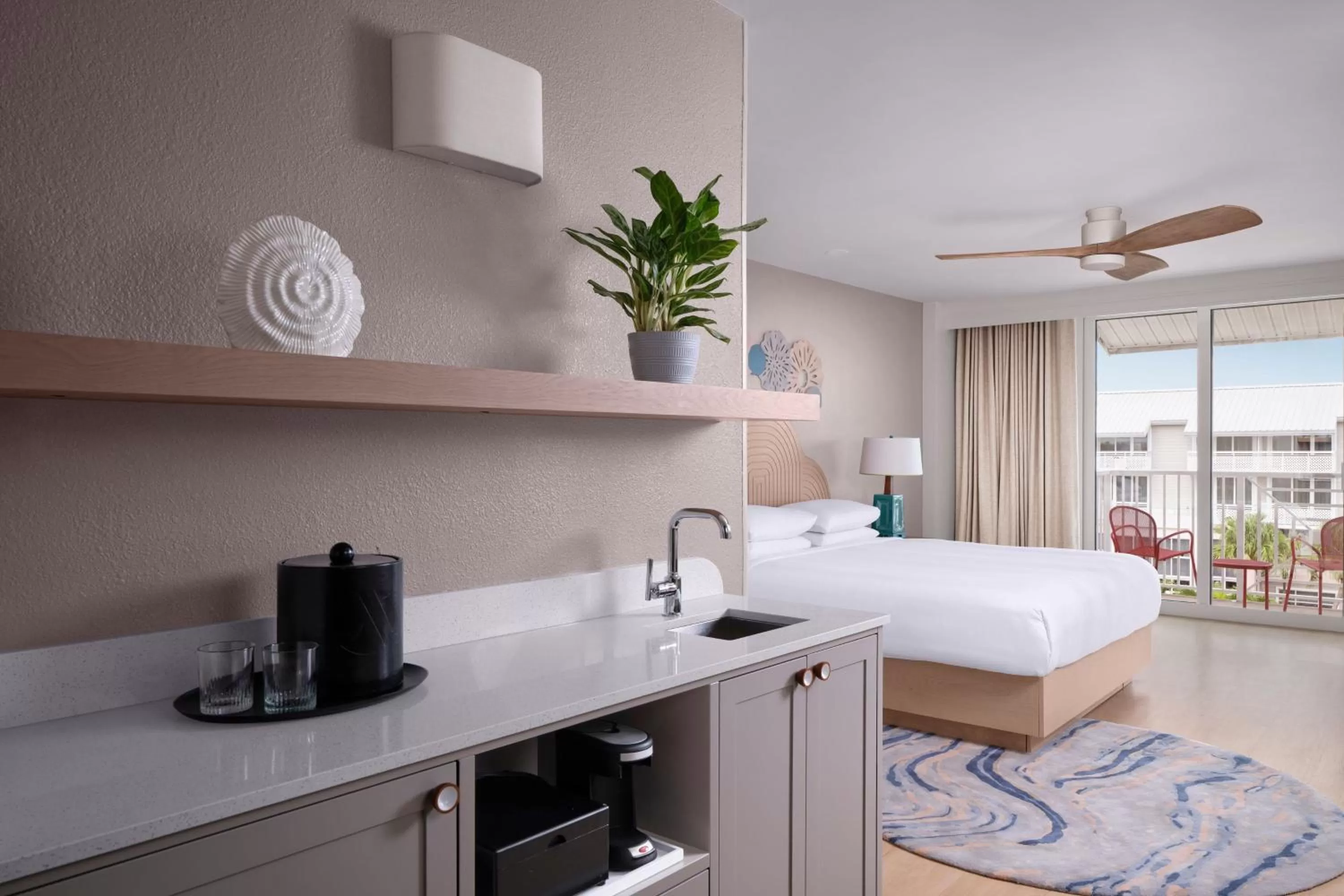 Kitchen or kitchenette, Bed in Marriott Hutchinson Island Resort & Beach Villas, Golf & Marina