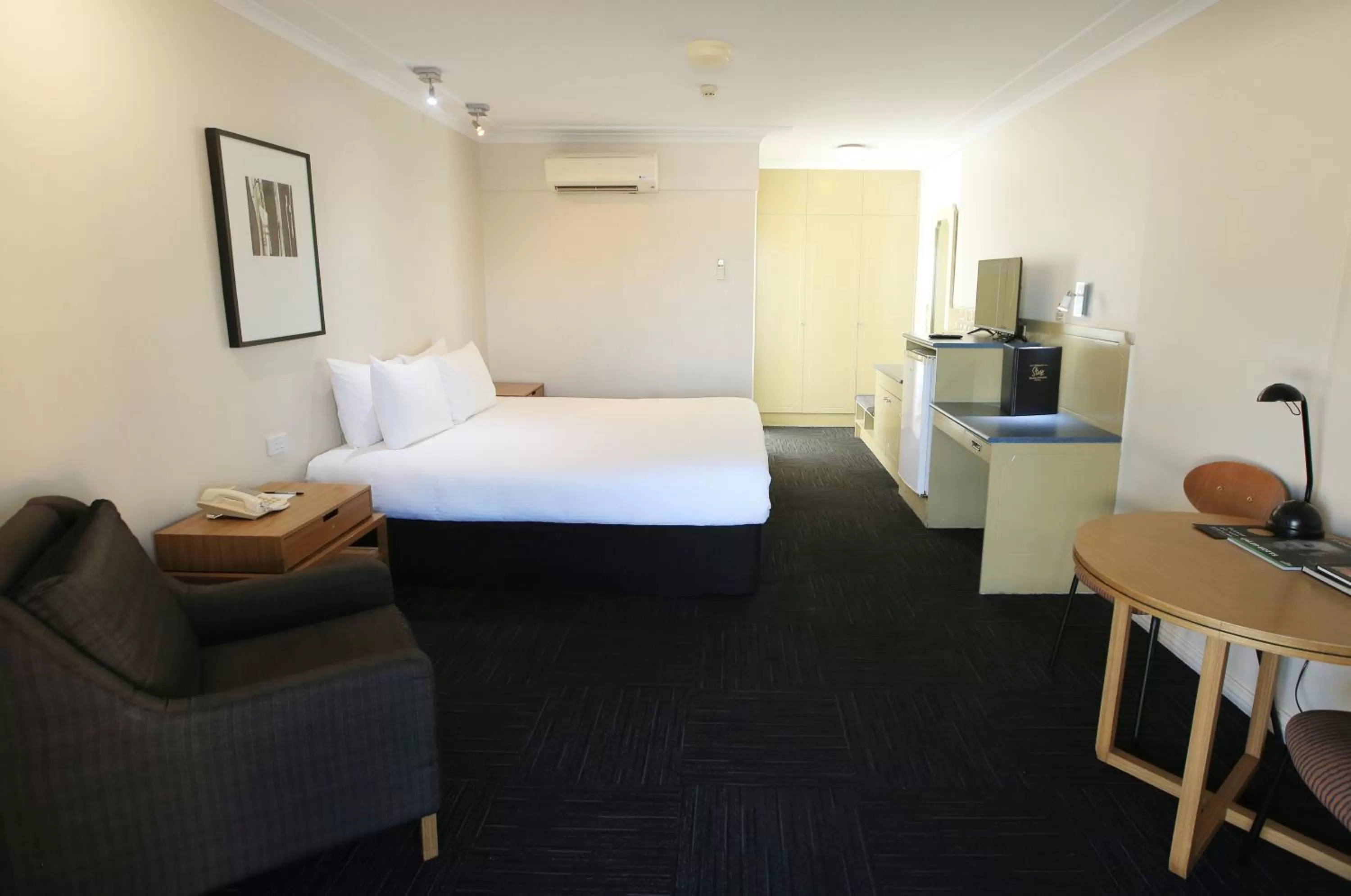 Photo of the whole room, Bed in Stay at Alice Springs Hotel