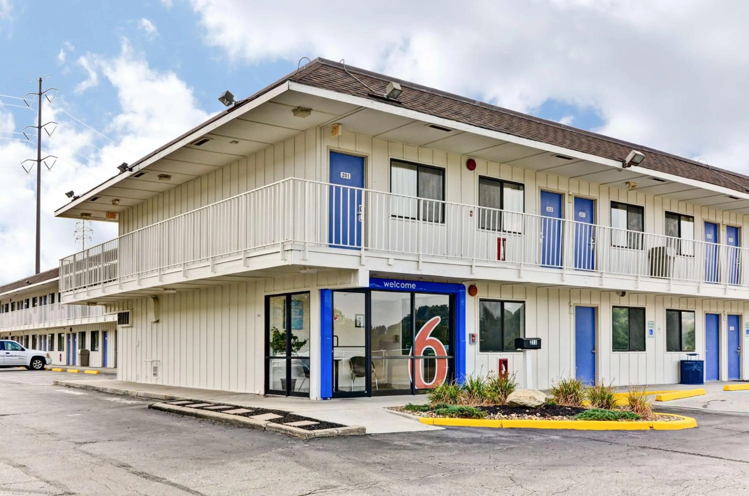 Property building in Motel 6-Pittsburgh, PA - Crafton