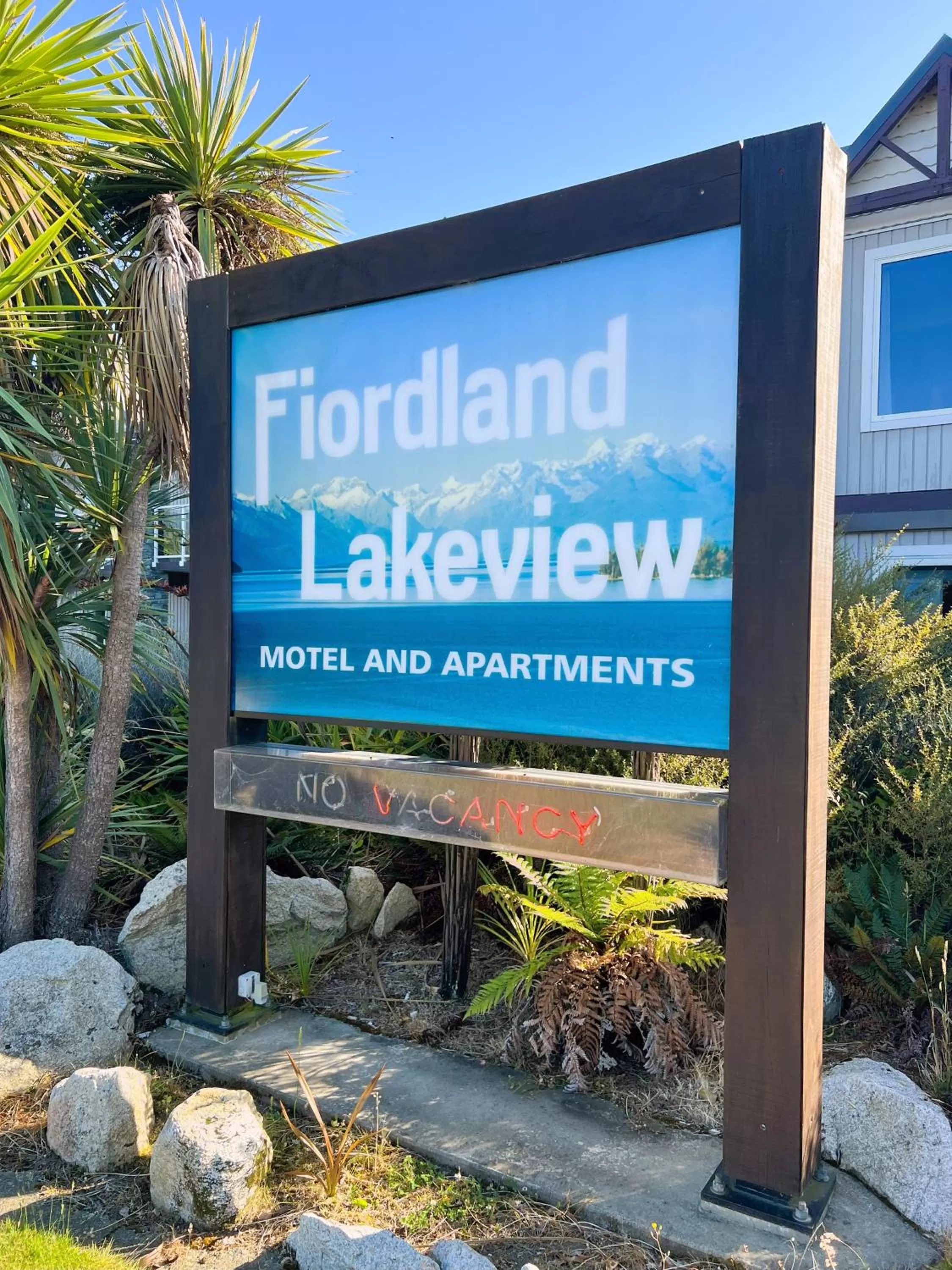 Logo/Certificate/Sign in Fiordland Lakeview Motel and Apartments