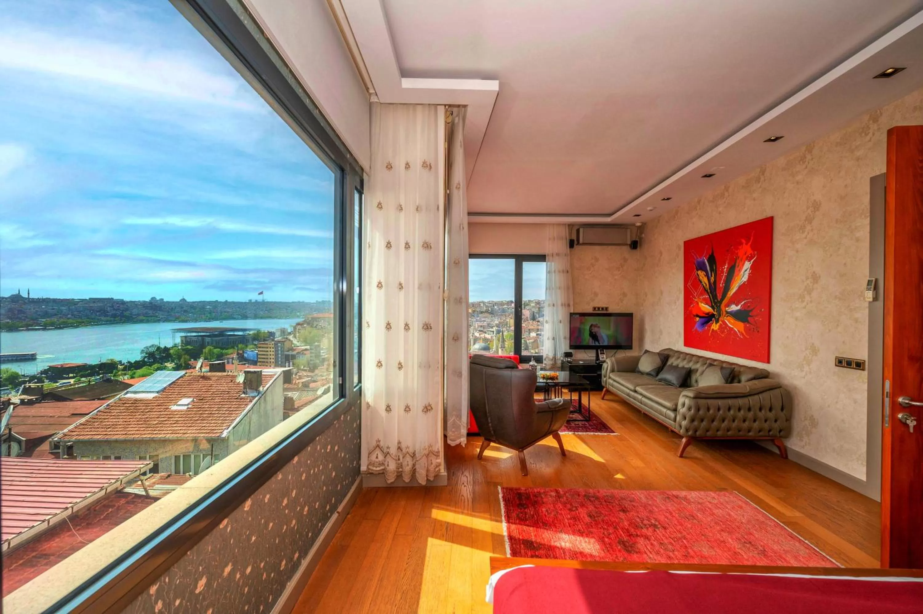 Communal lounge/ TV room in O'Pera Okanlı Suites