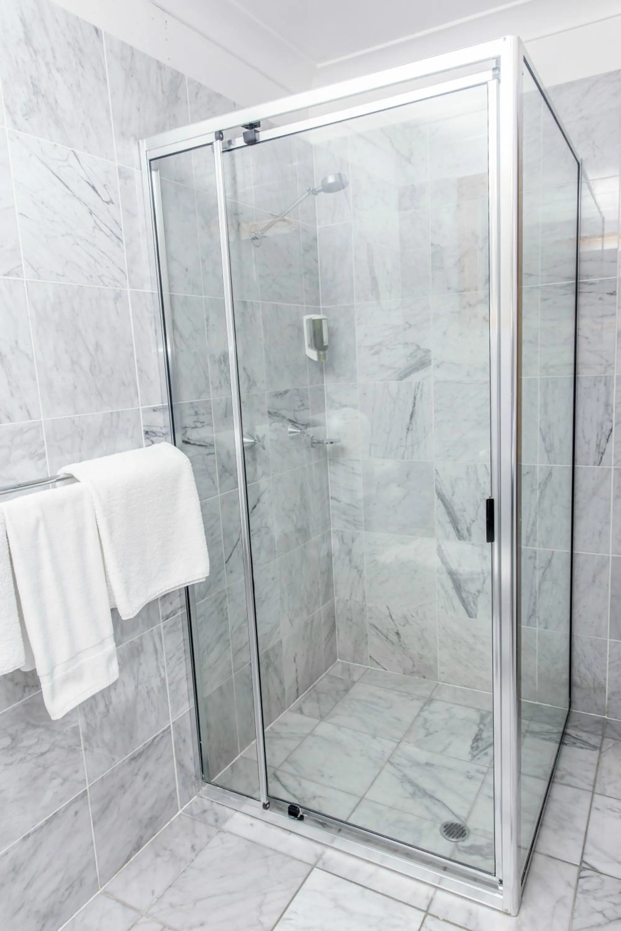 Bathroom in Bathurst Motor Inn