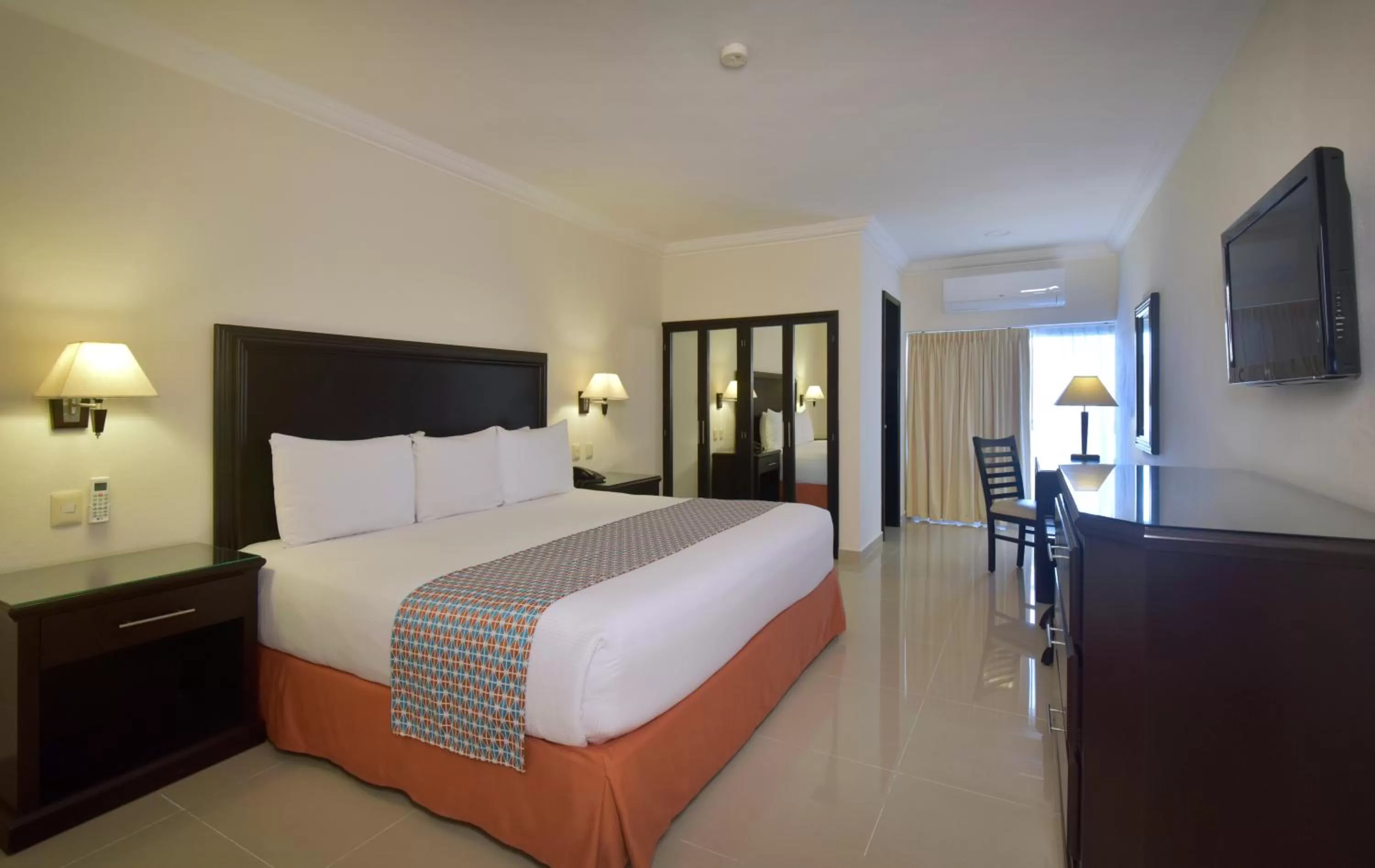 Photo of the whole room, Bed in Hotel Bonampak