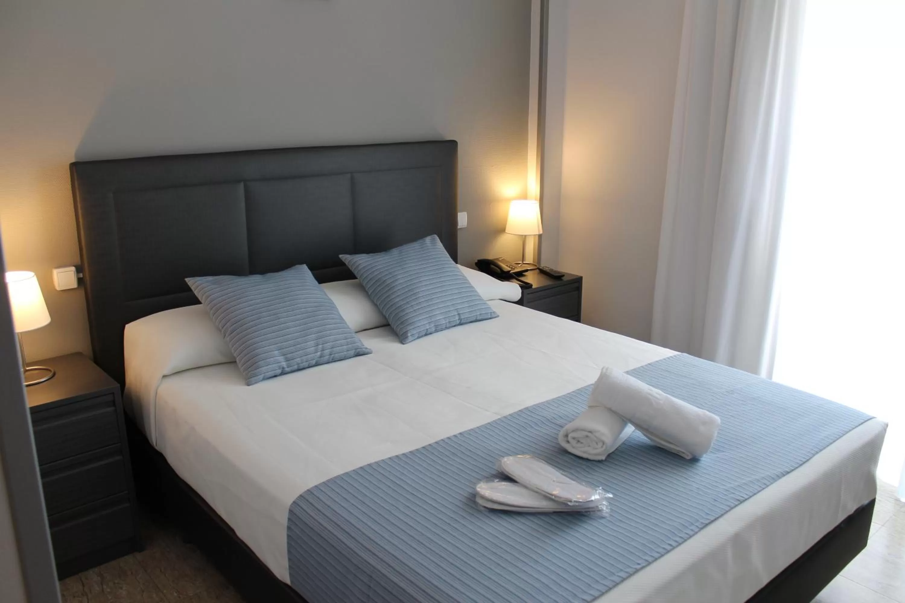 Bed in Hotel Barajas Plaza