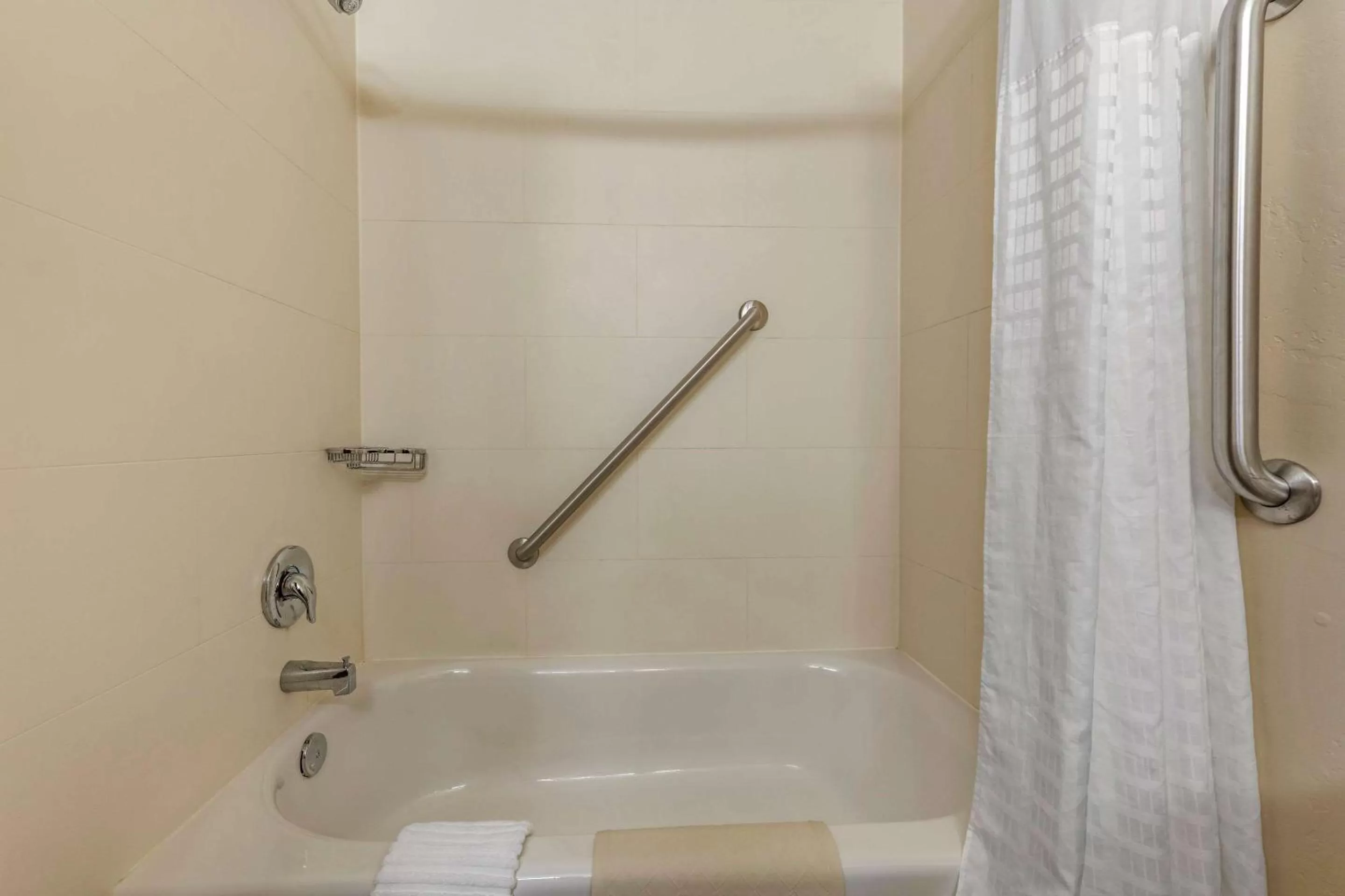 Bathroom in Quality Inn Dover