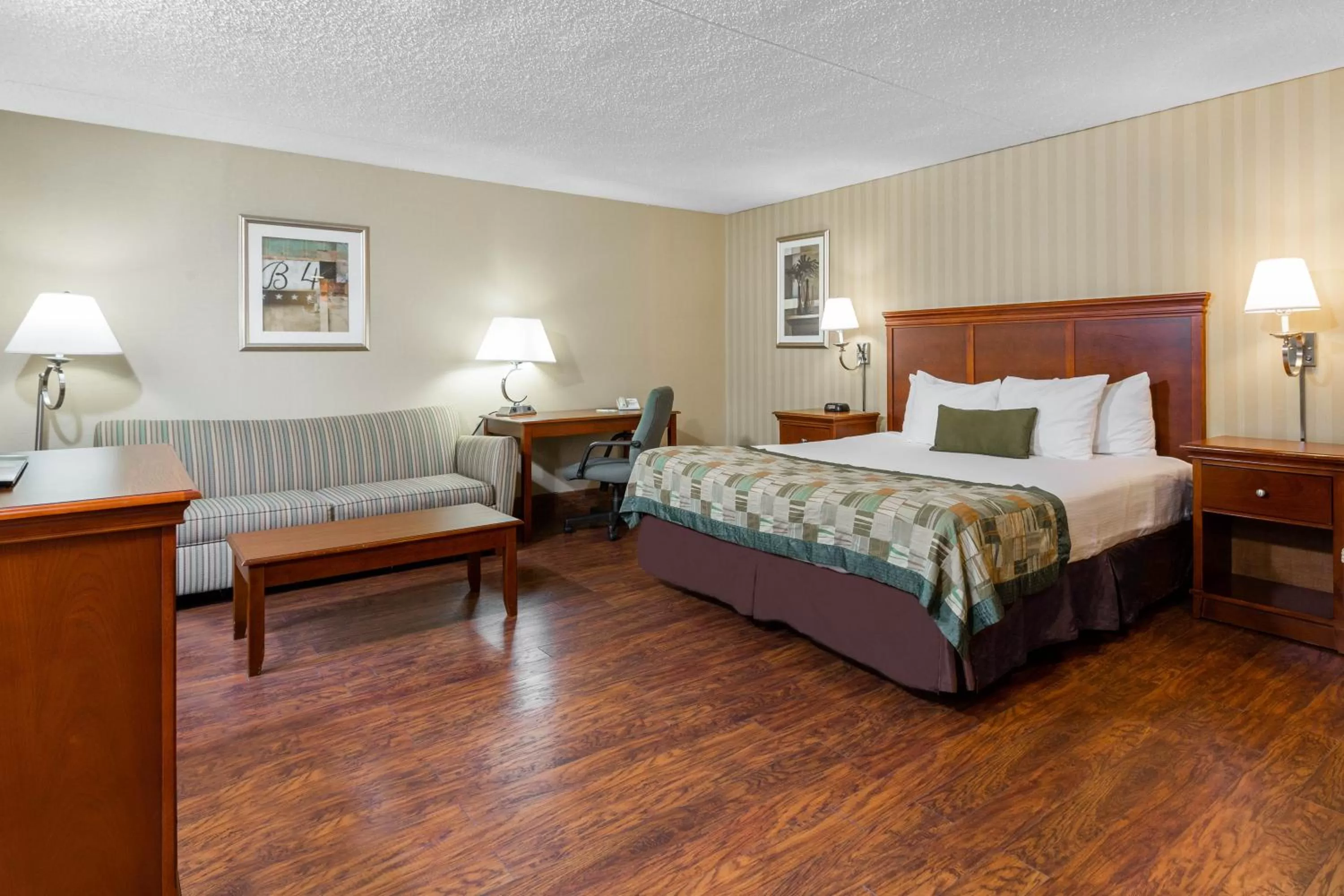 Photo of the whole room, Bed in Days Inn by Wyndham Westminster