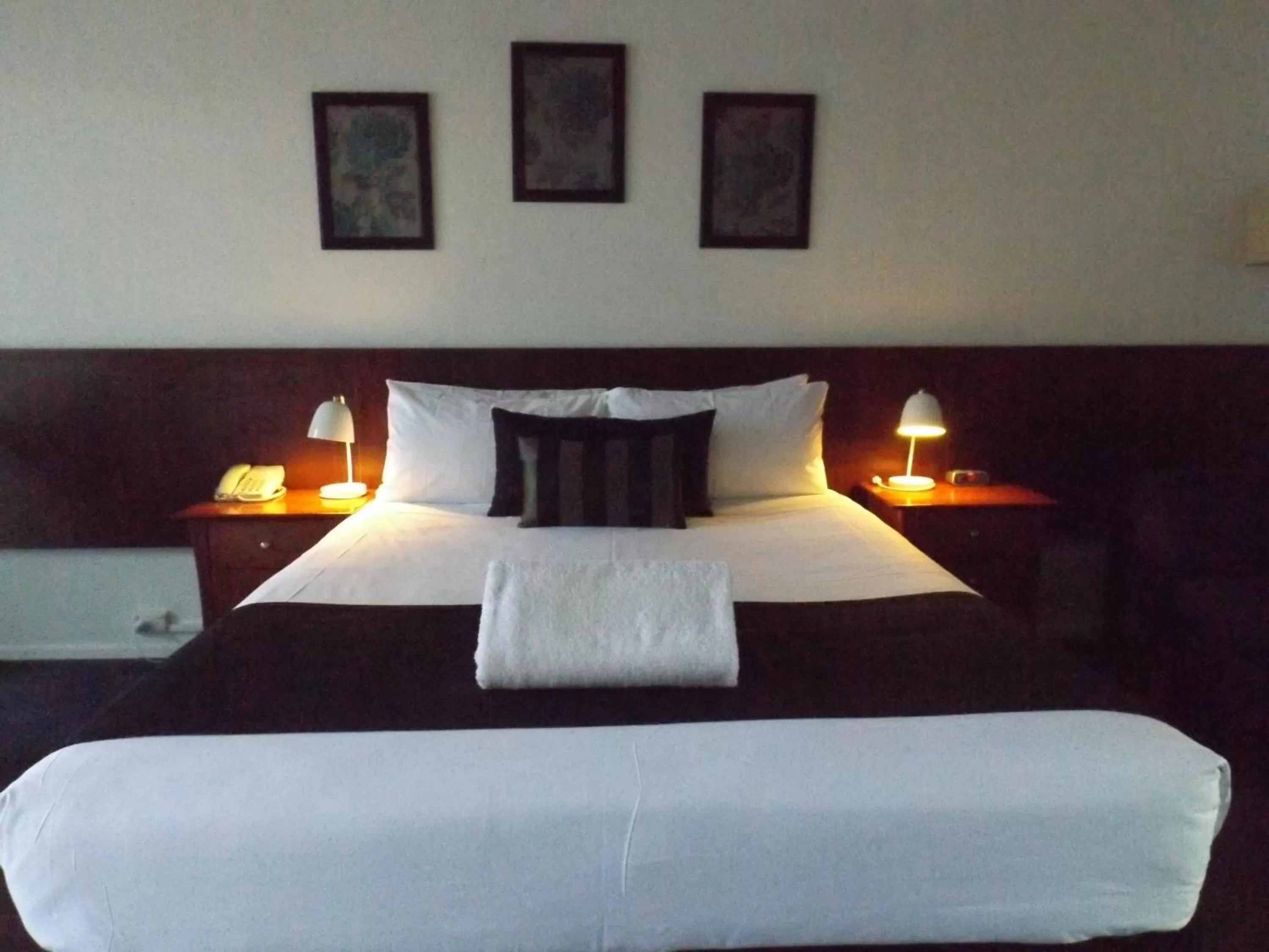 Bed in Central Court Motel Warrnambool