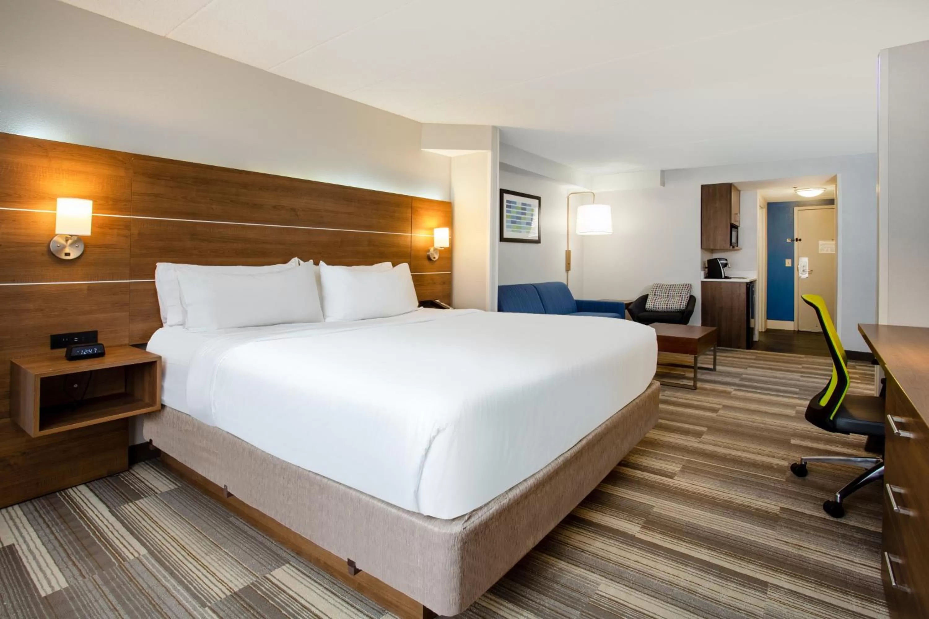Bedroom, Bed in Holiday Inn Express Hotel & Suites Fort Wayne by IHG