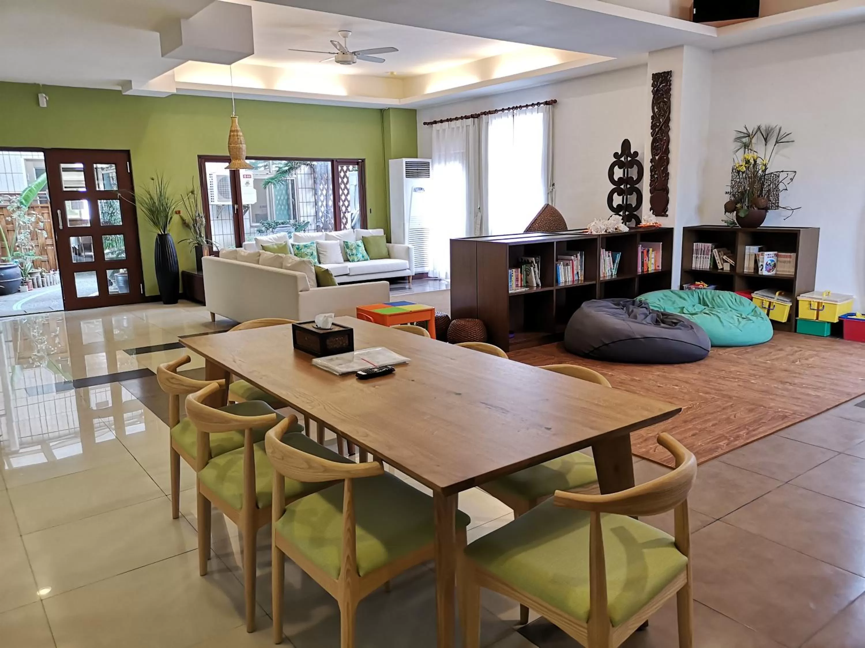 Communal lounge/ TV room in Beachcastle & Sea View Villa