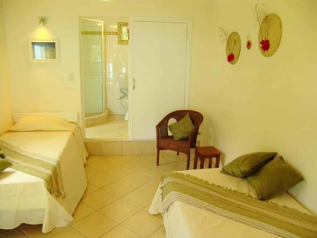 Photo of the whole room, Bed in Seachange Lodge