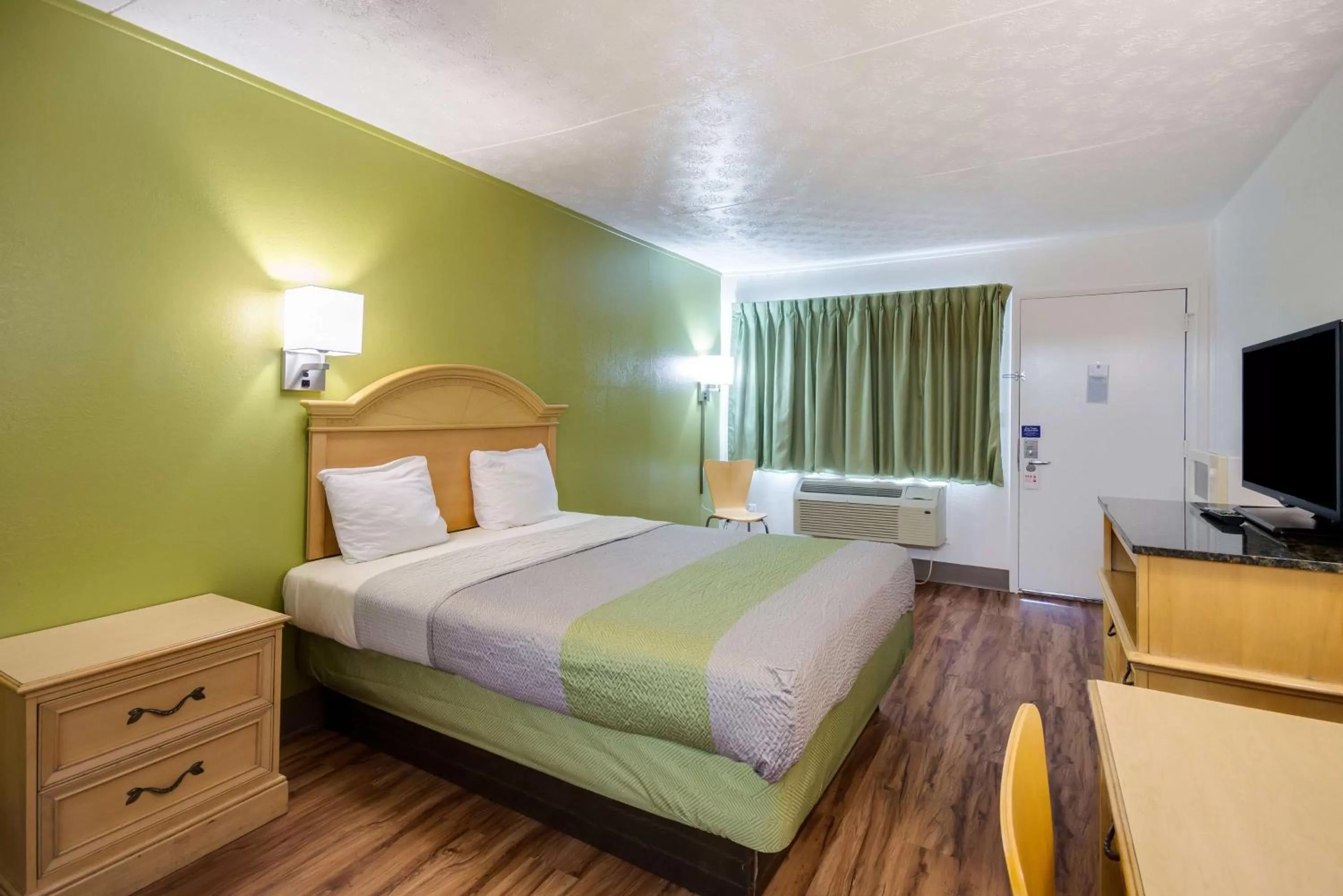 TV and multimedia, Bed in Motel 6-Parkersburg, WV