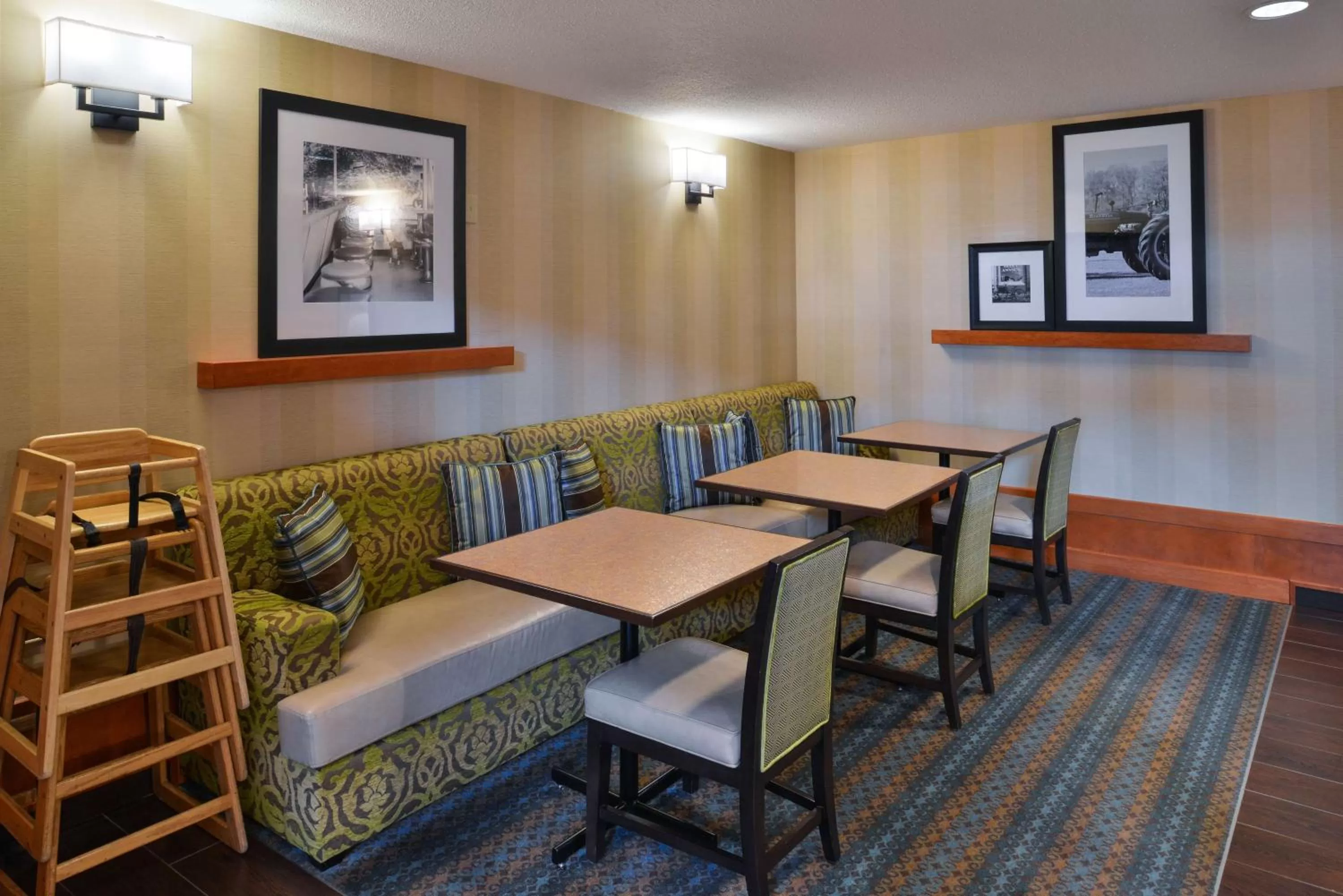 Restaurant/places to eat in Hampton Inn & Suites by Hilton Calgary University NW