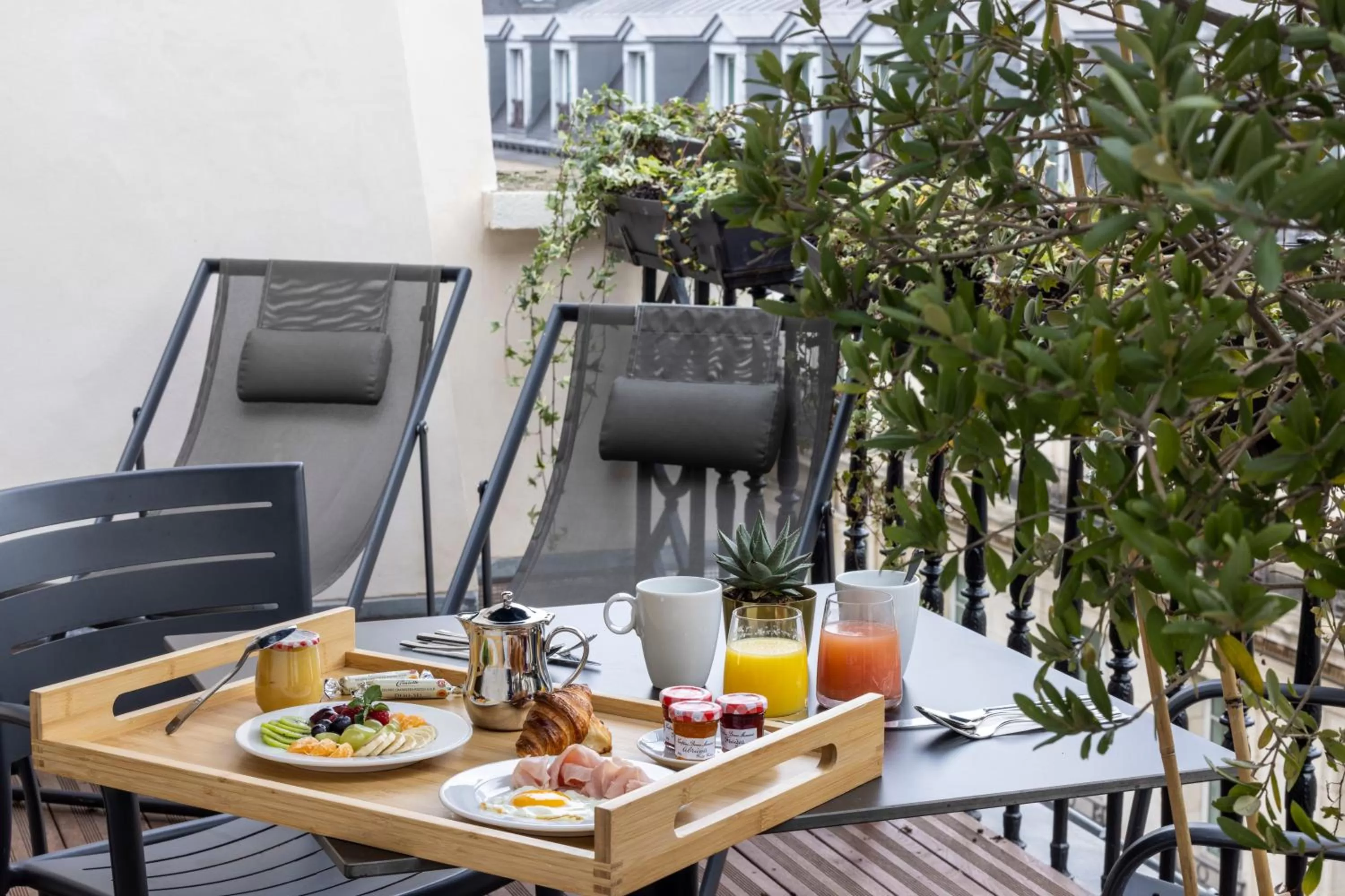 Buffet breakfast in Hôtel Théorème