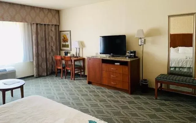 King Room with Mobility/Hearing Impaired Access - Non-Smoking in Wingate by Wyndham Elkins King Room with Mobility/Hearing Impaired Access - Non-Smoking in Wingate by Wyndham Elkins