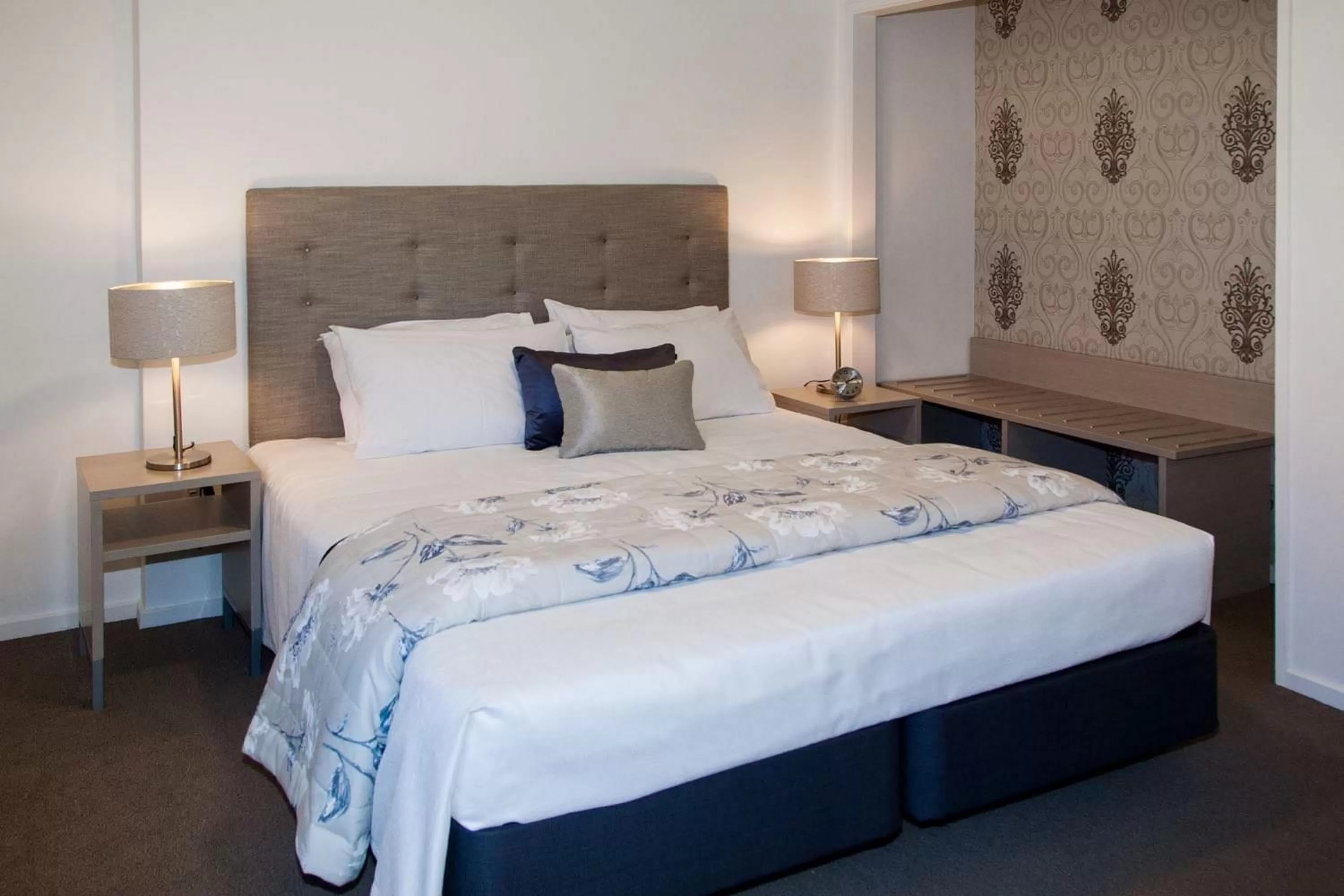 Bedroom, Bed in Aria on Bank