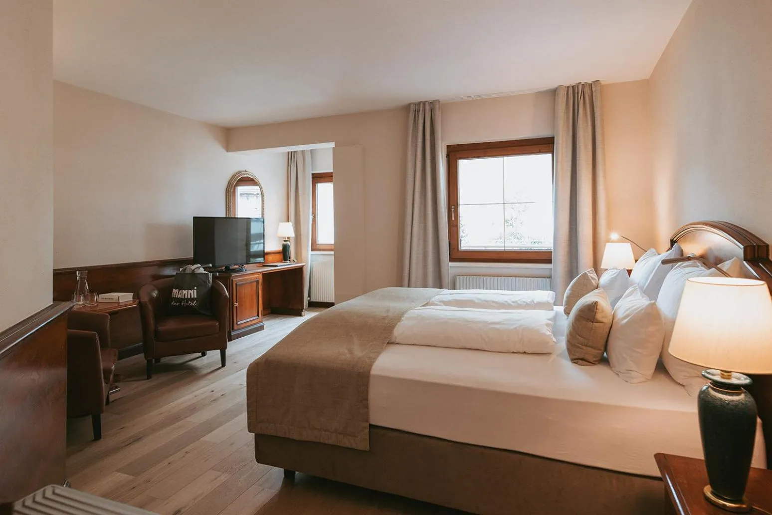 Living room, Bed in MANNI das Hotel