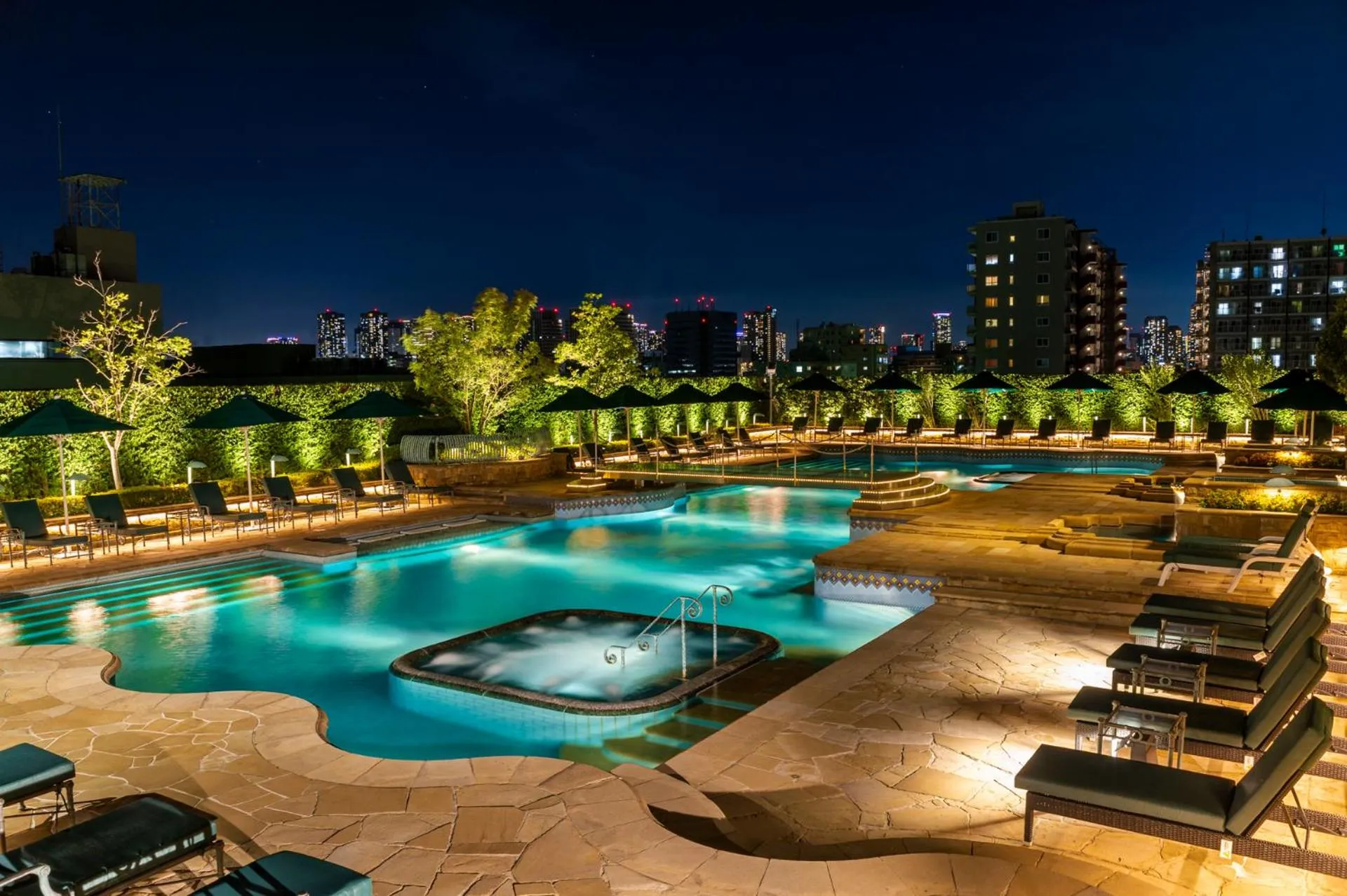 Swimming pool in Hotel East 21 Tokyo