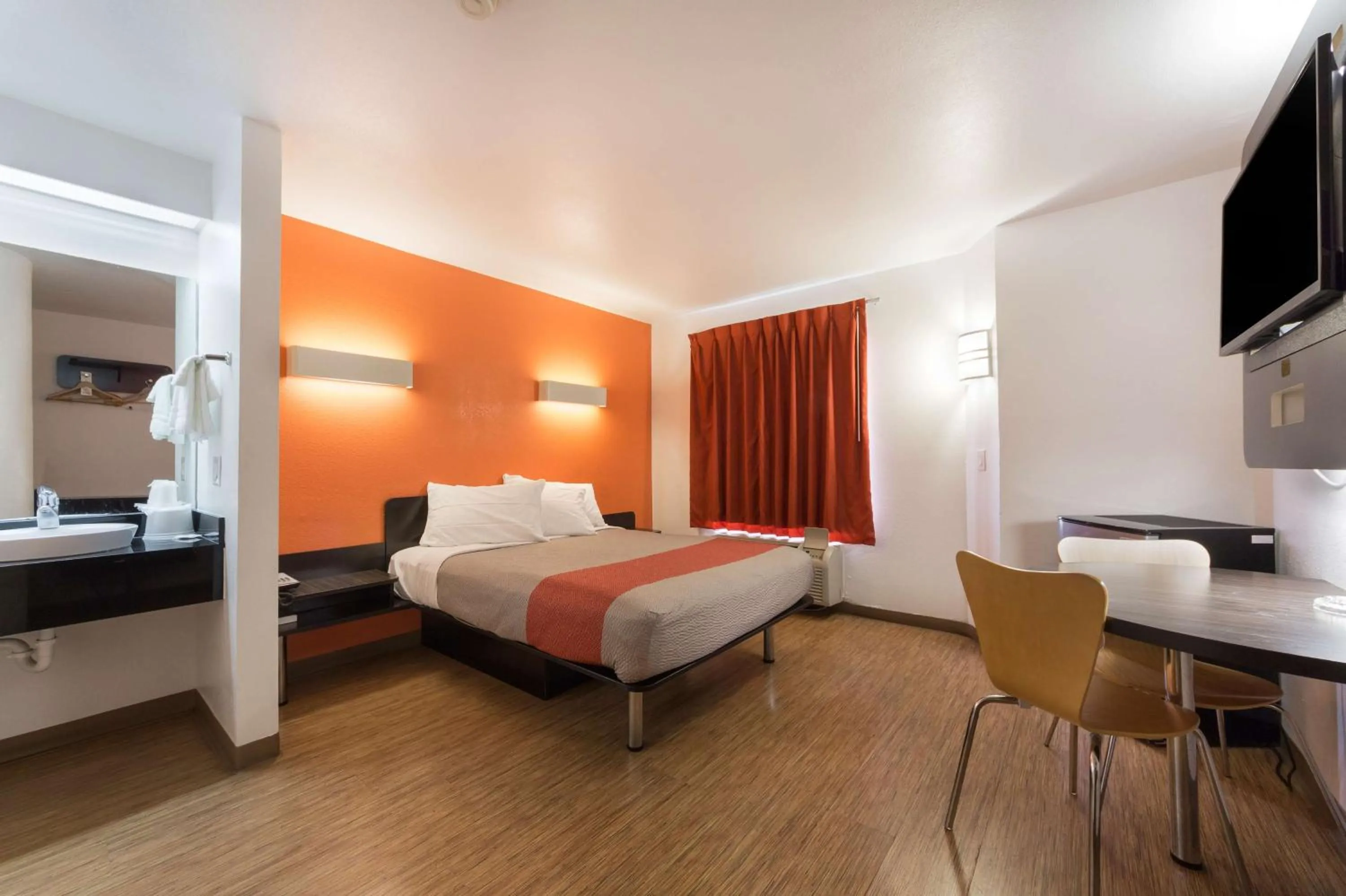 Photo of the whole room, Bed in Motel 6-Dallas, TX - Northeast