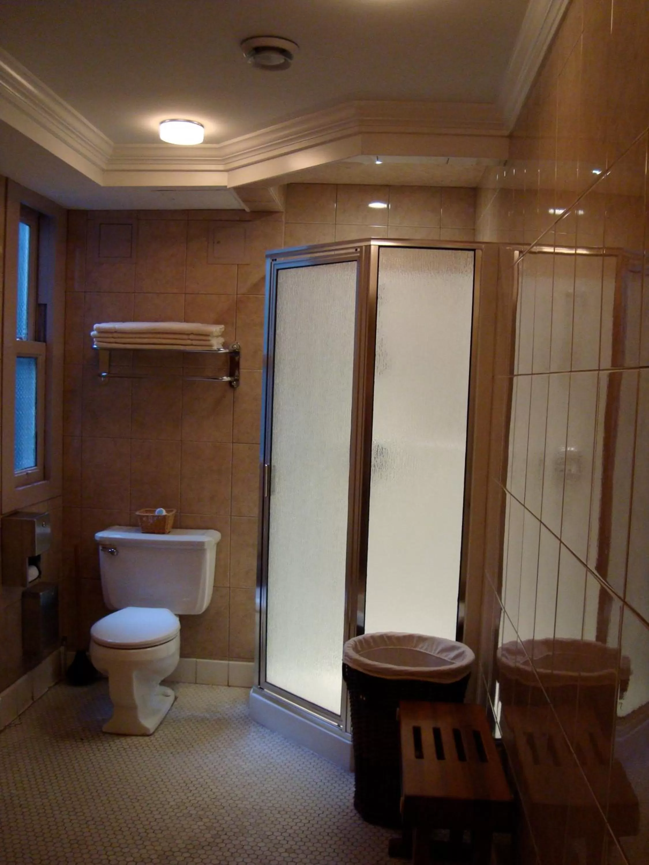 Bathroom in Kingston Hotel