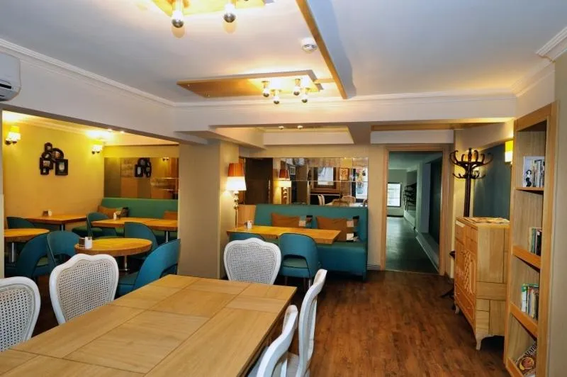 Restaurant/places to eat in Collage Pera Hotel