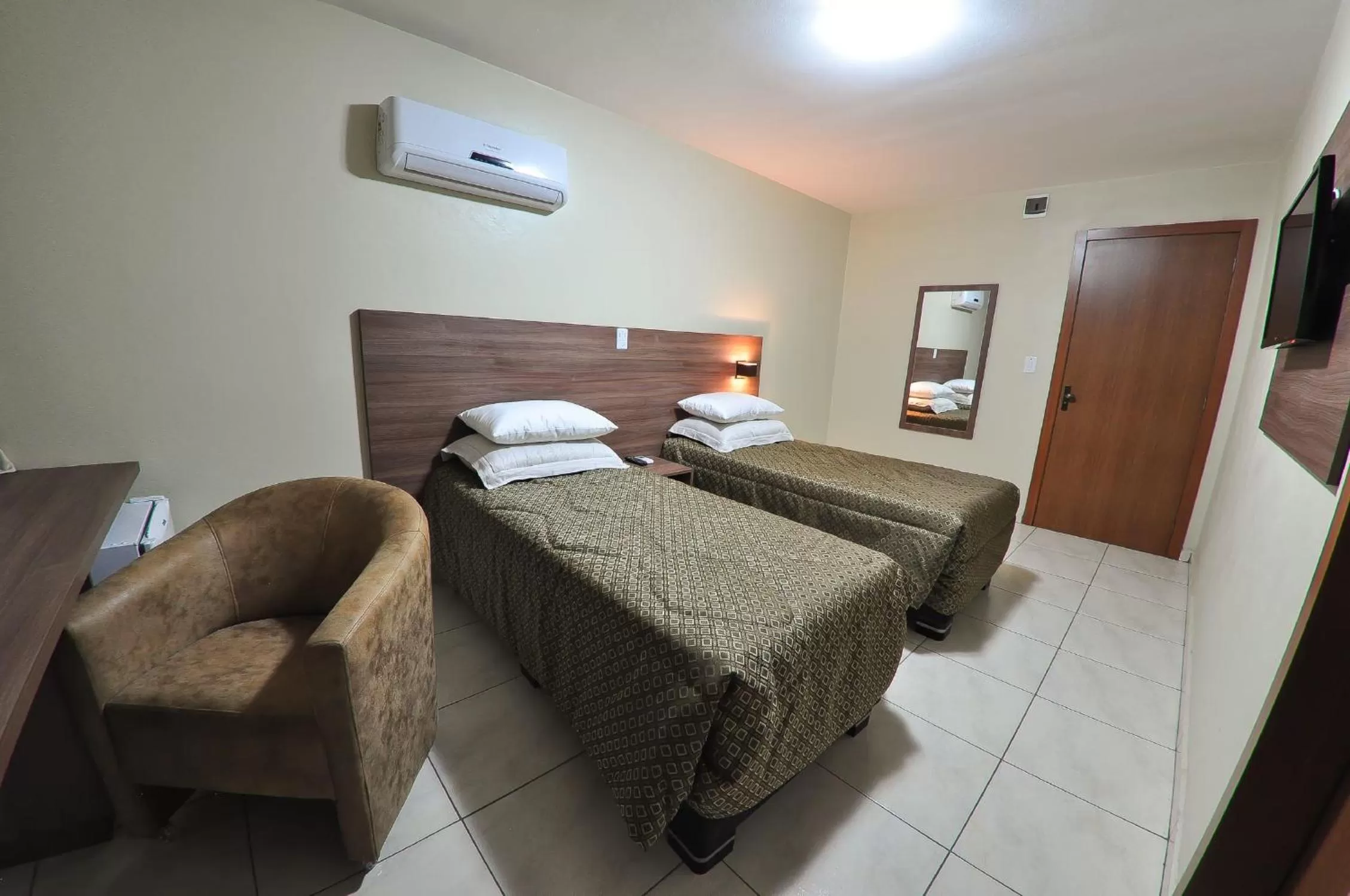 Photo of the whole room, Bed in Vallér Montanha Hotel