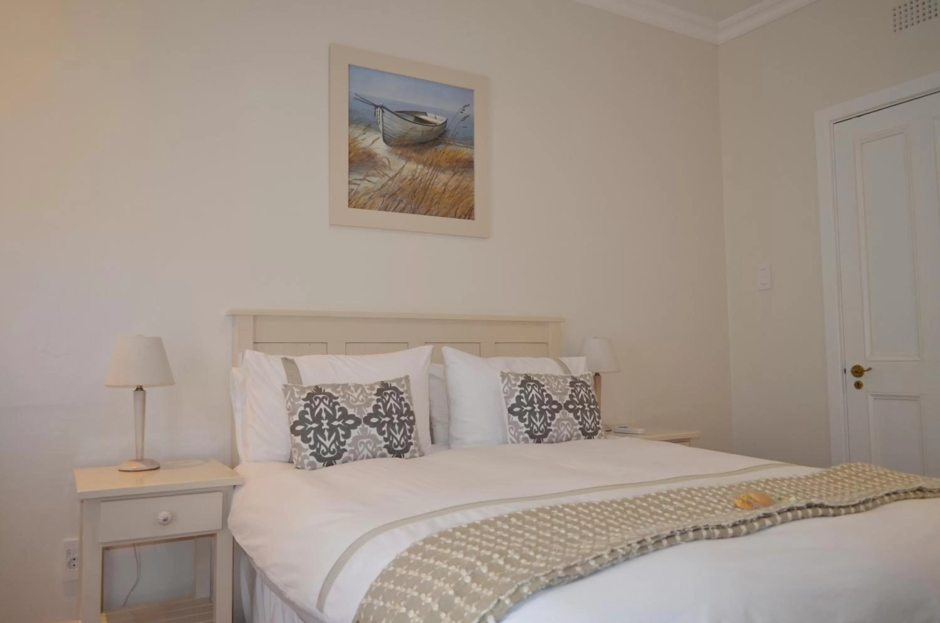 Bedroom, Bed in On the Bay