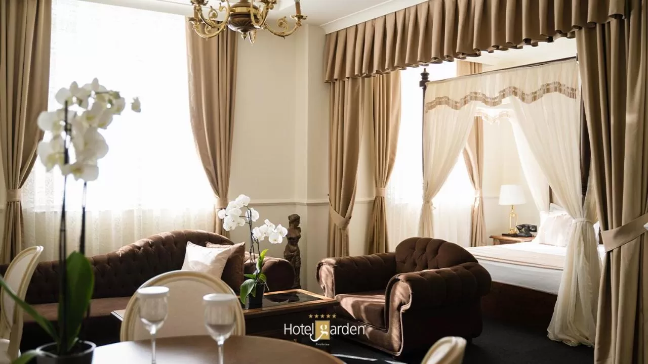 Seating area, Bed in Hotel Garden