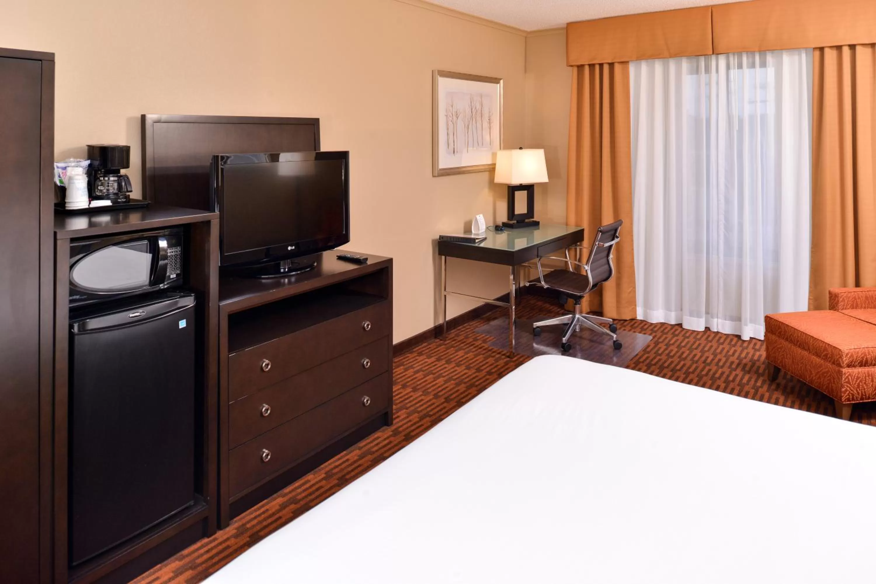 Photo of the whole room, Bed in Holiday Inn Express Breezewood by IHG