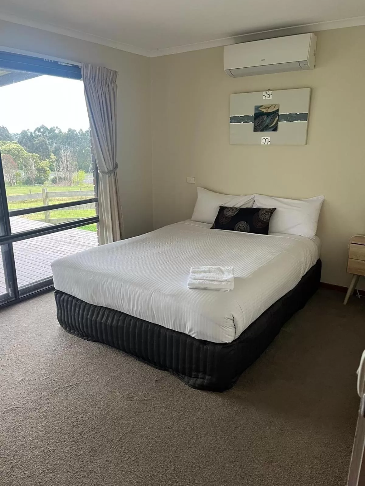 Bed in Warragul Views Motor Inn