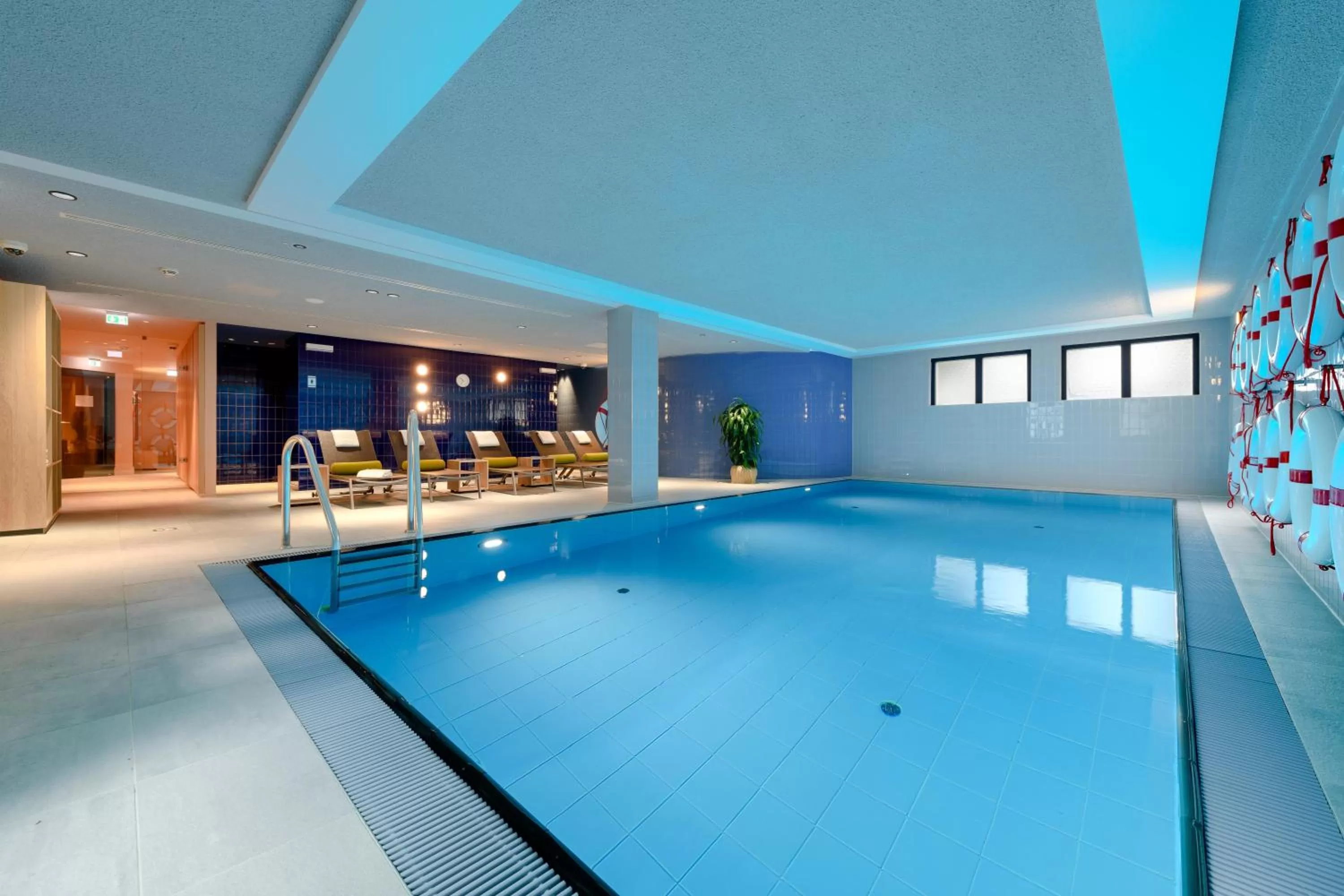 Swimming pool in Mercure Hotel Wiesbaden City