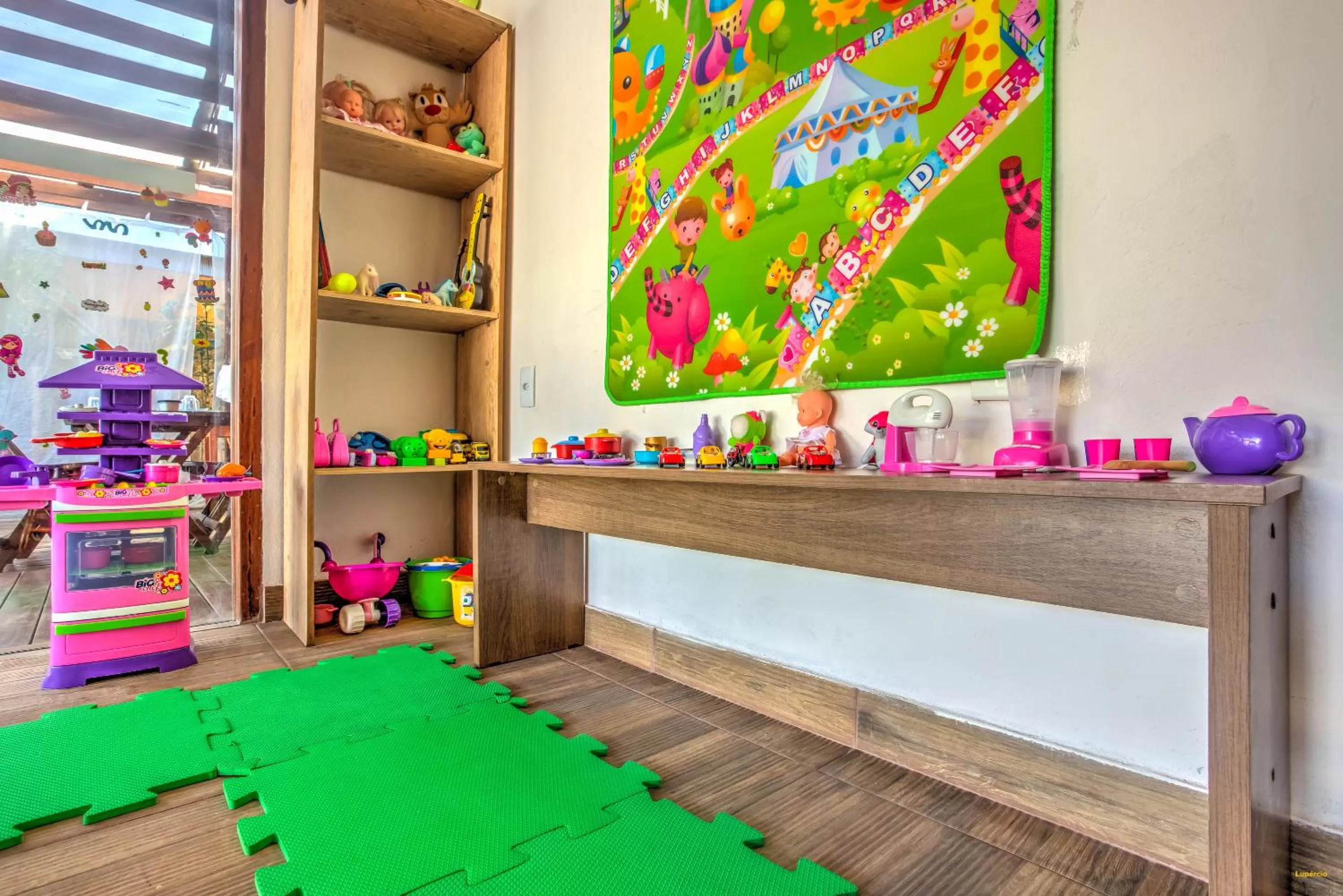 children in i9 Embaú Flats & Suites