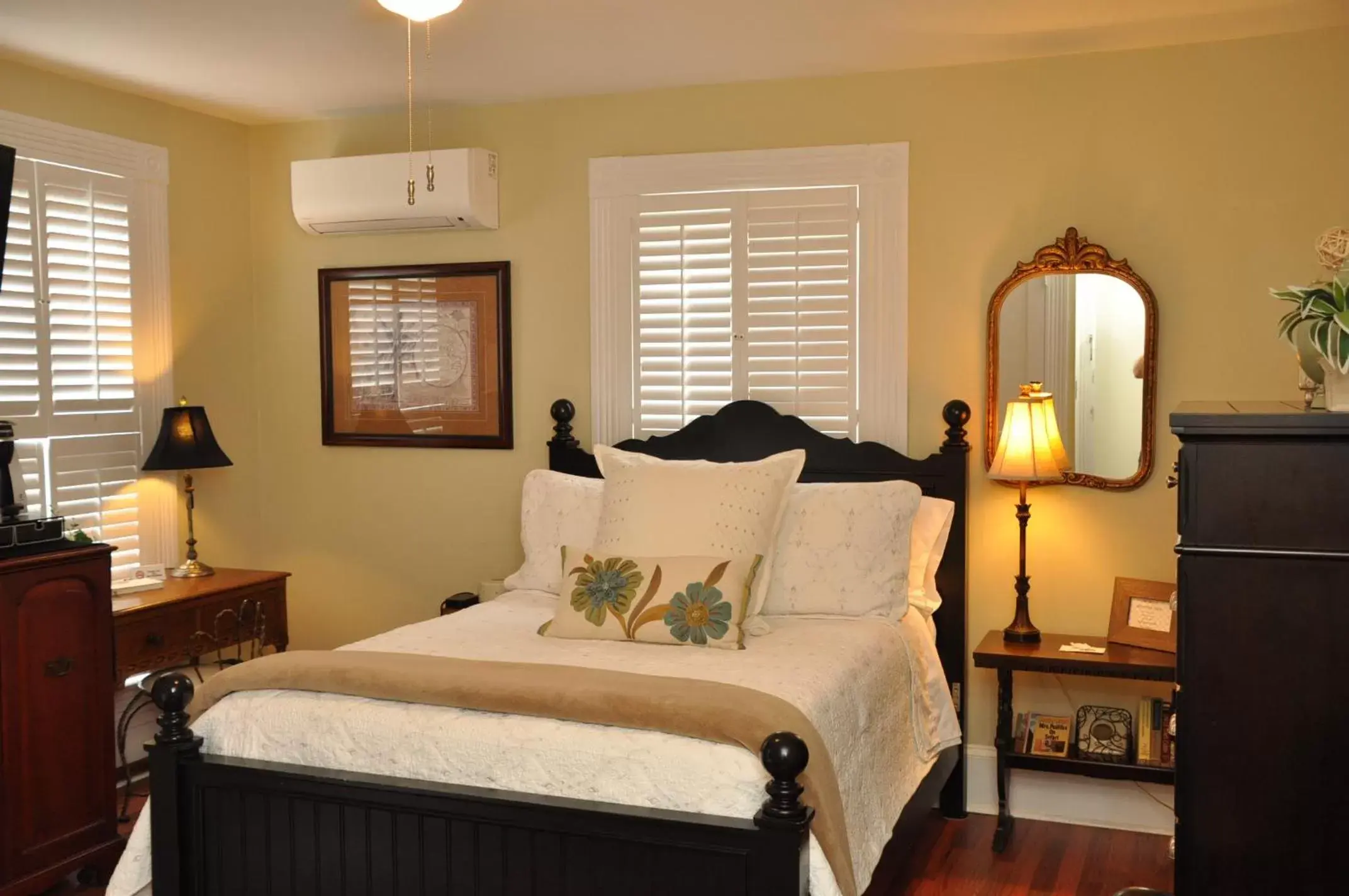 Queen Room in Trowell Historic Inn Queen Room in Trowell Historic Inn