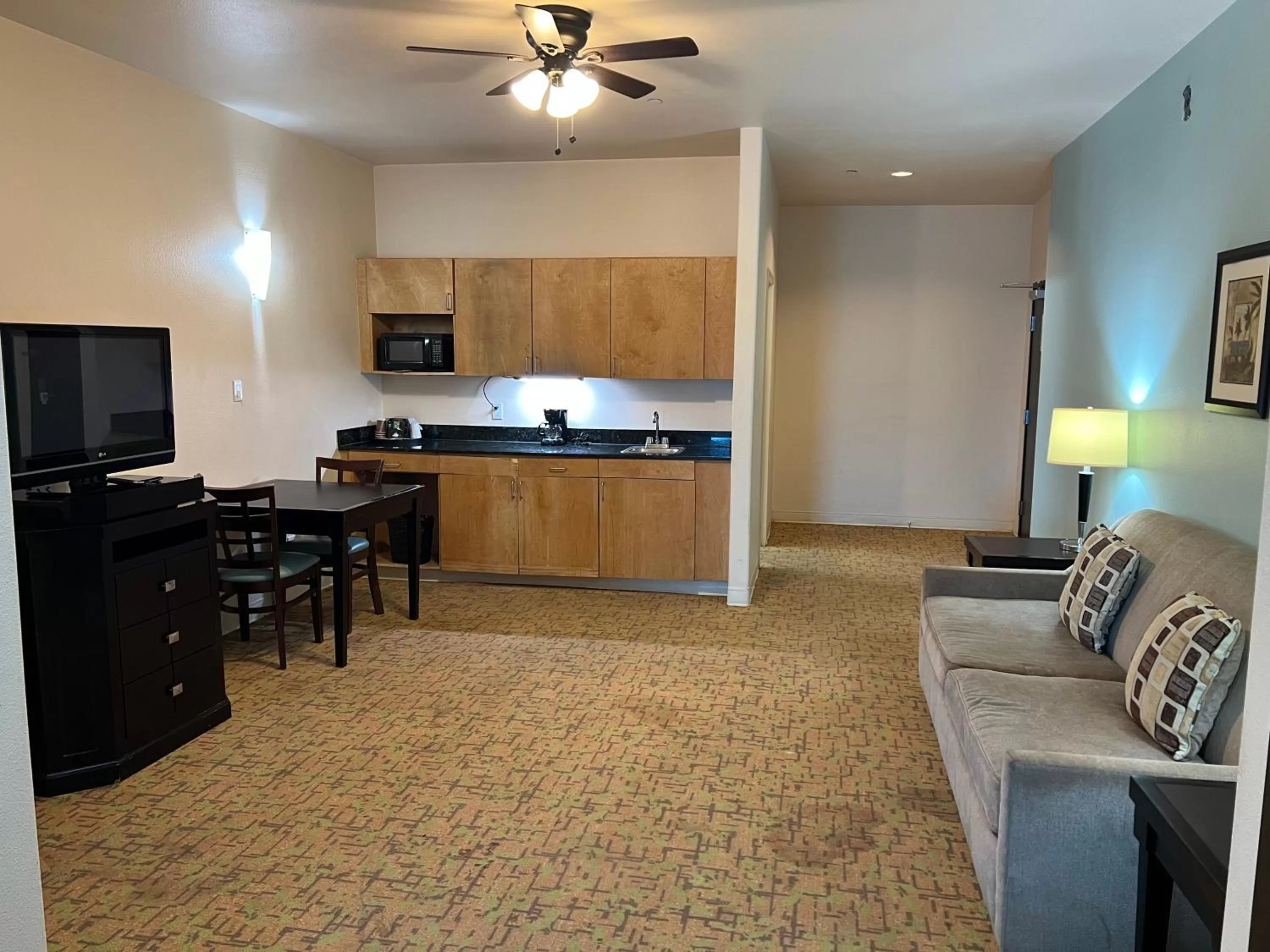 Kitchen or kitchenette in Sunchase Inn & Suites