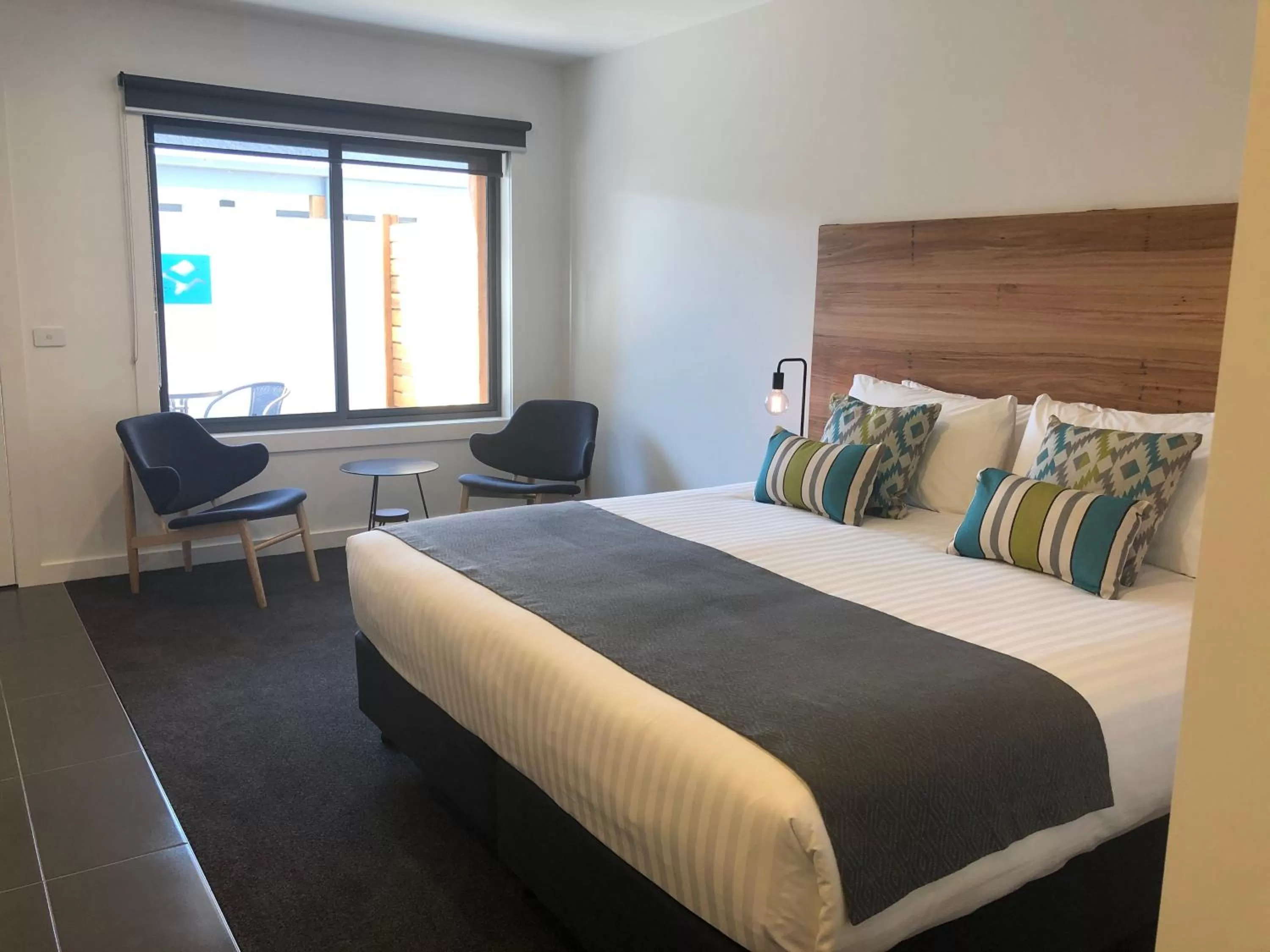 Bed in Bright Colonial Motel