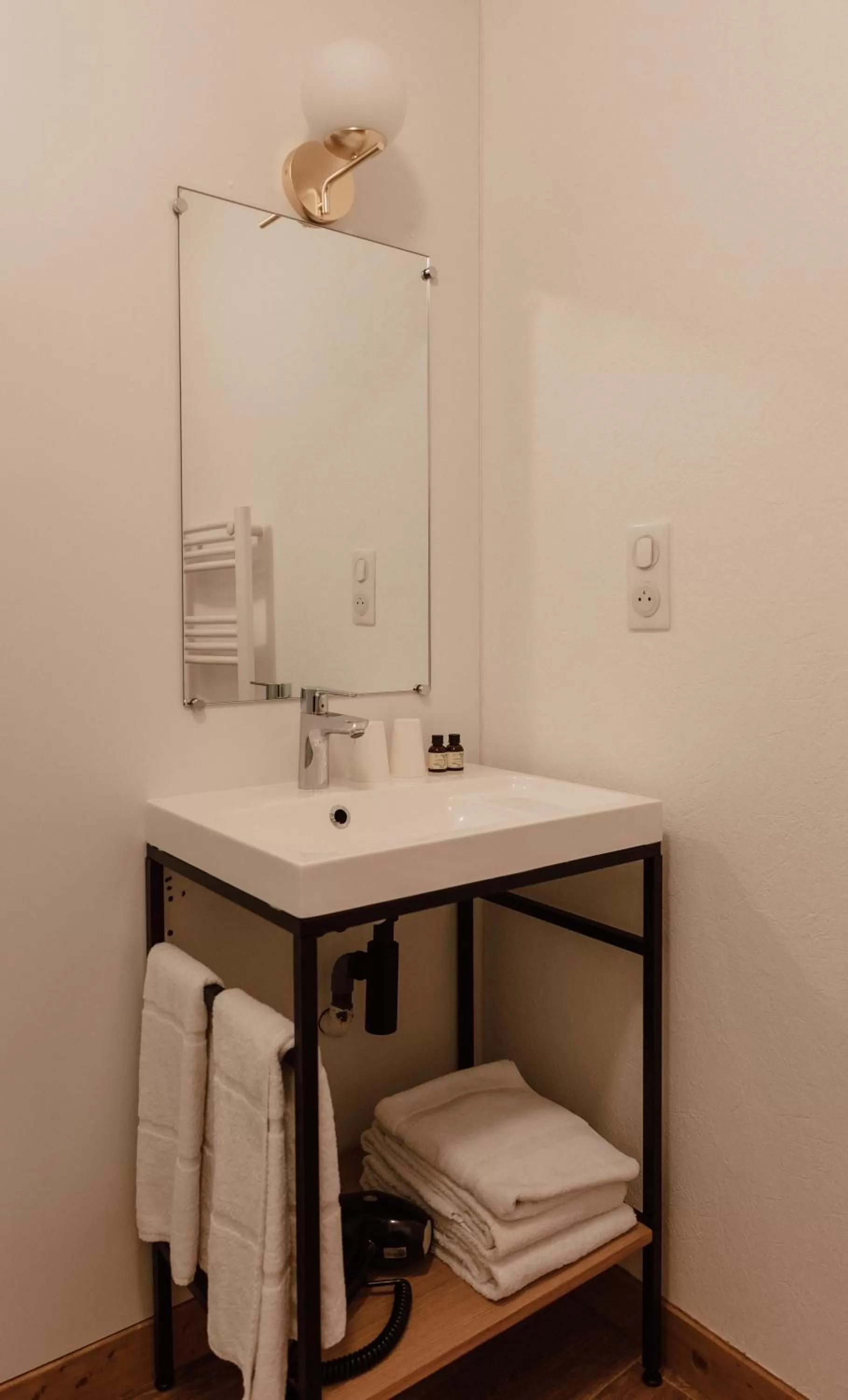 Bathroom in Mage hôtels - Hôtel la grenette - Brasserie Bonté Divine