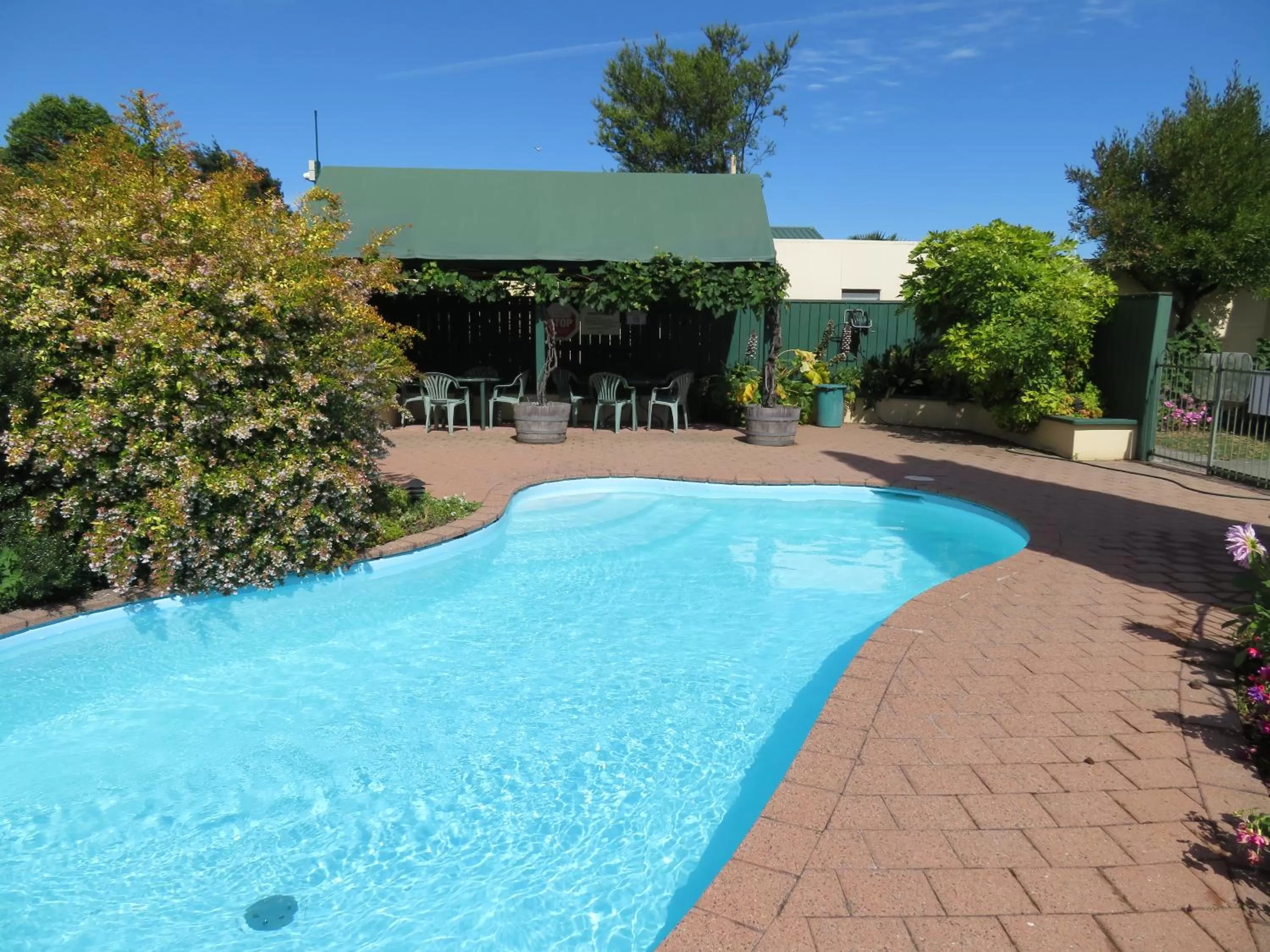 Swimming pool in Commodore Court Motel