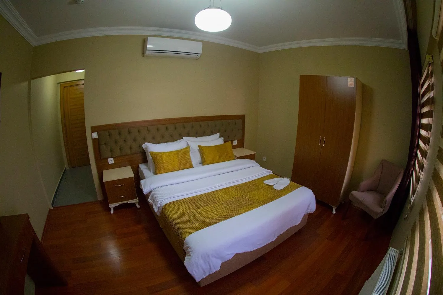 Photo of the whole room, Bed in Ramparts Hotel
